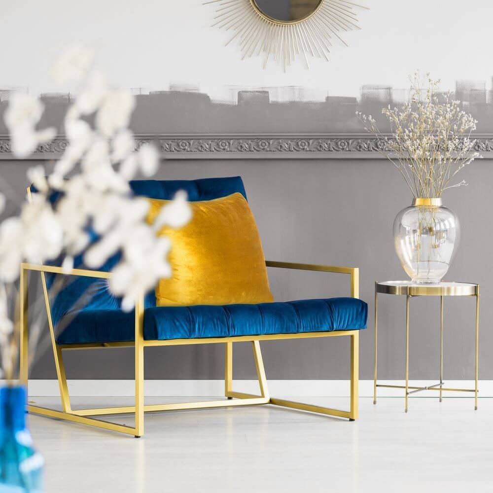 złote dodatki do salonu