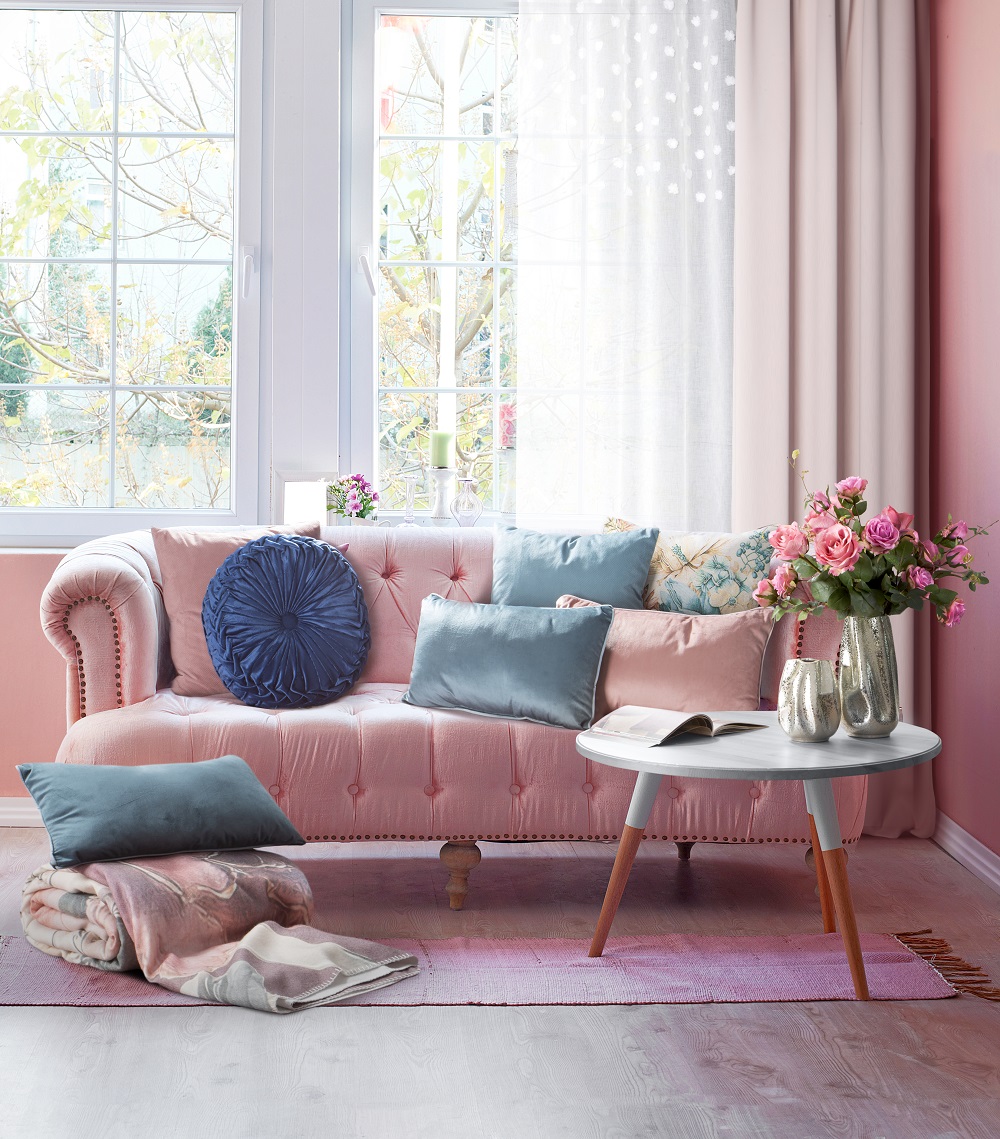 jakie zasłony do różowych ścian