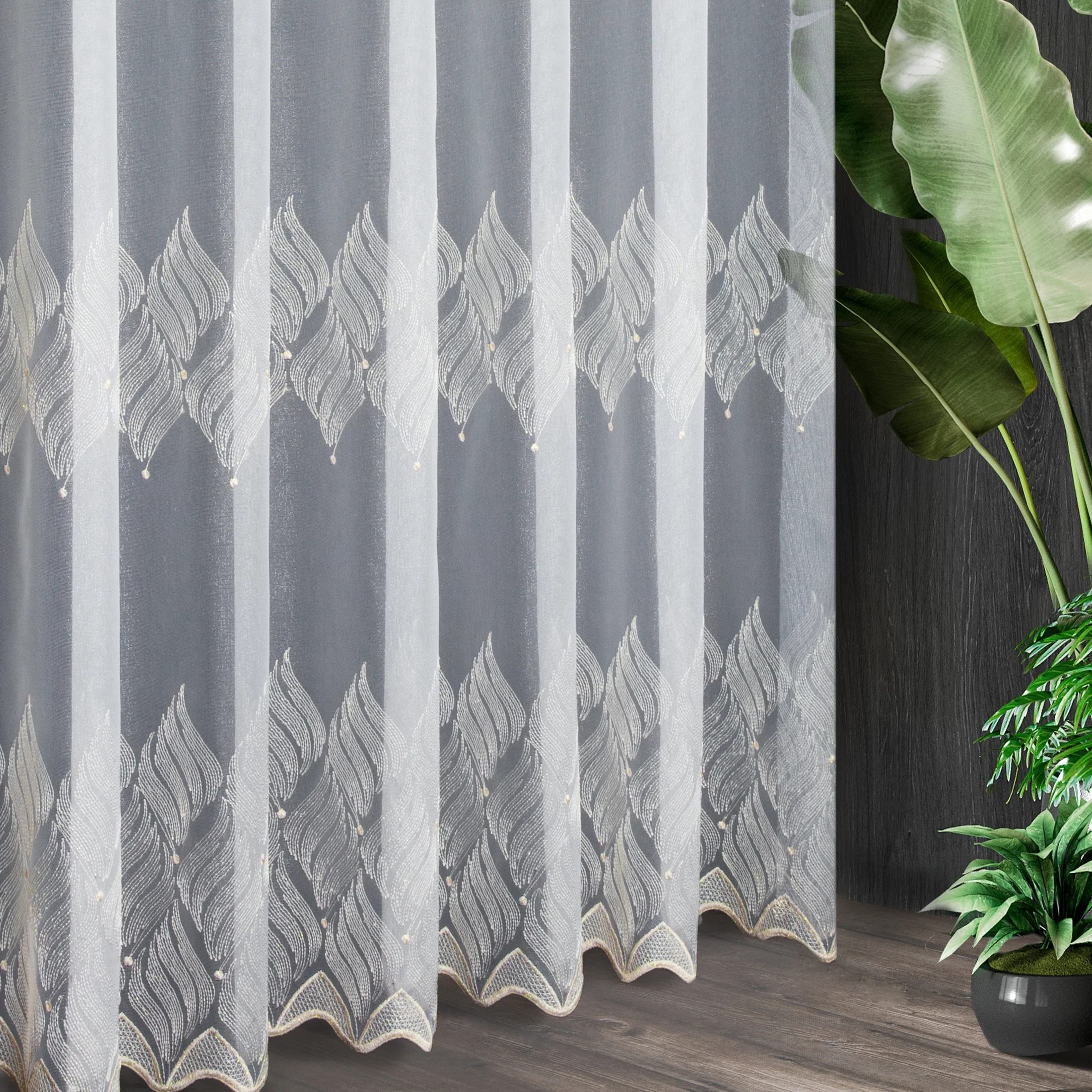 Tkanina firanowa błyszcząca mikrosiateczka ozdobiona fantazyjnym haftem wykonanym jasno złotą nicią