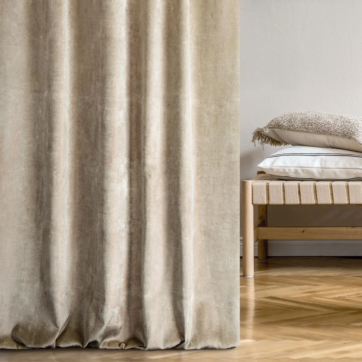 Tkanina zasłonowa welwetowa z połyskującym nadrukiem w postaci przecieranego wzoru z kolekcji Eva Minge