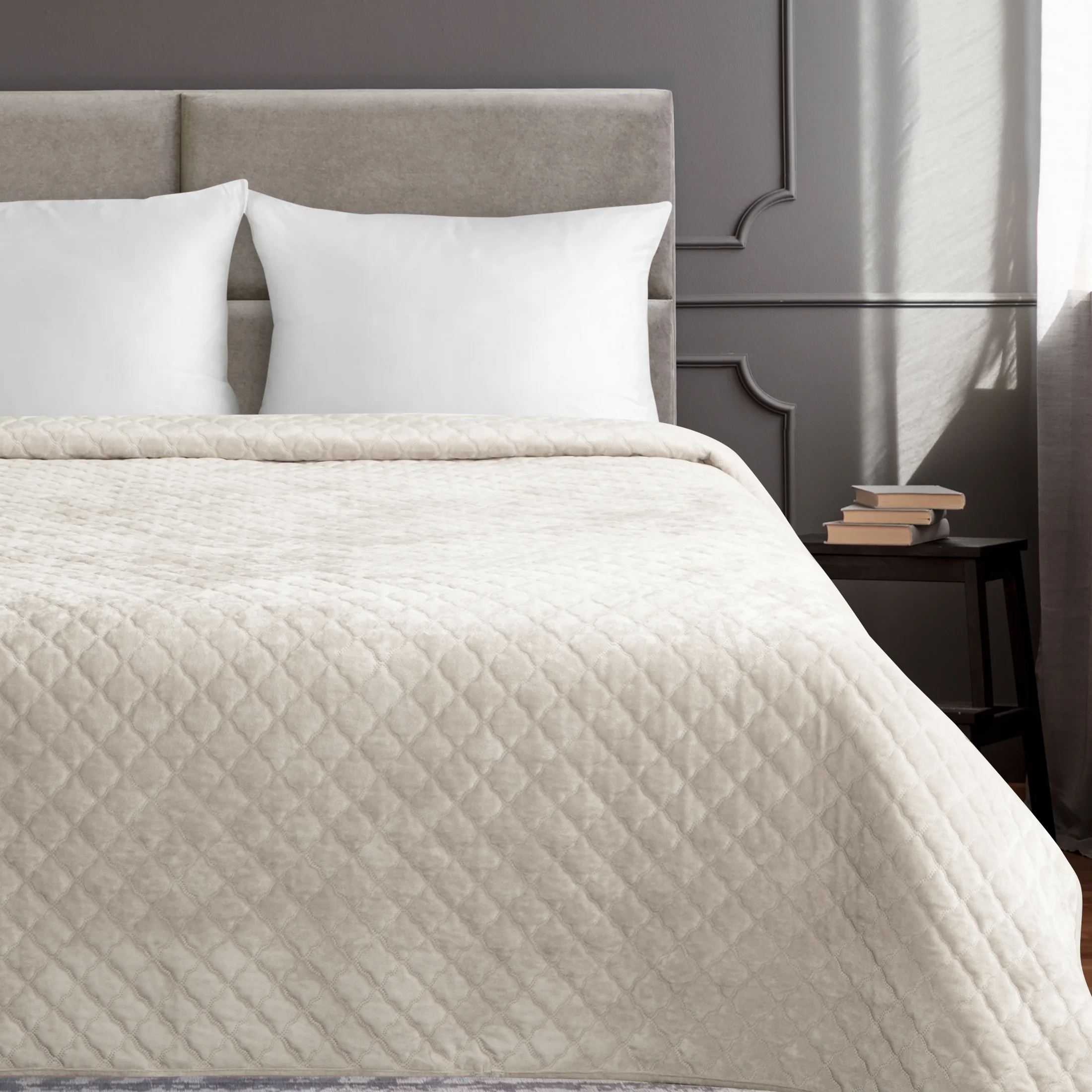 Narzuta welwetowa kremowa 170x210 cm zdobiona pikowaniem hot press w wzór przypominający arabeskę - kolekcja AMAROSA | eurofirany