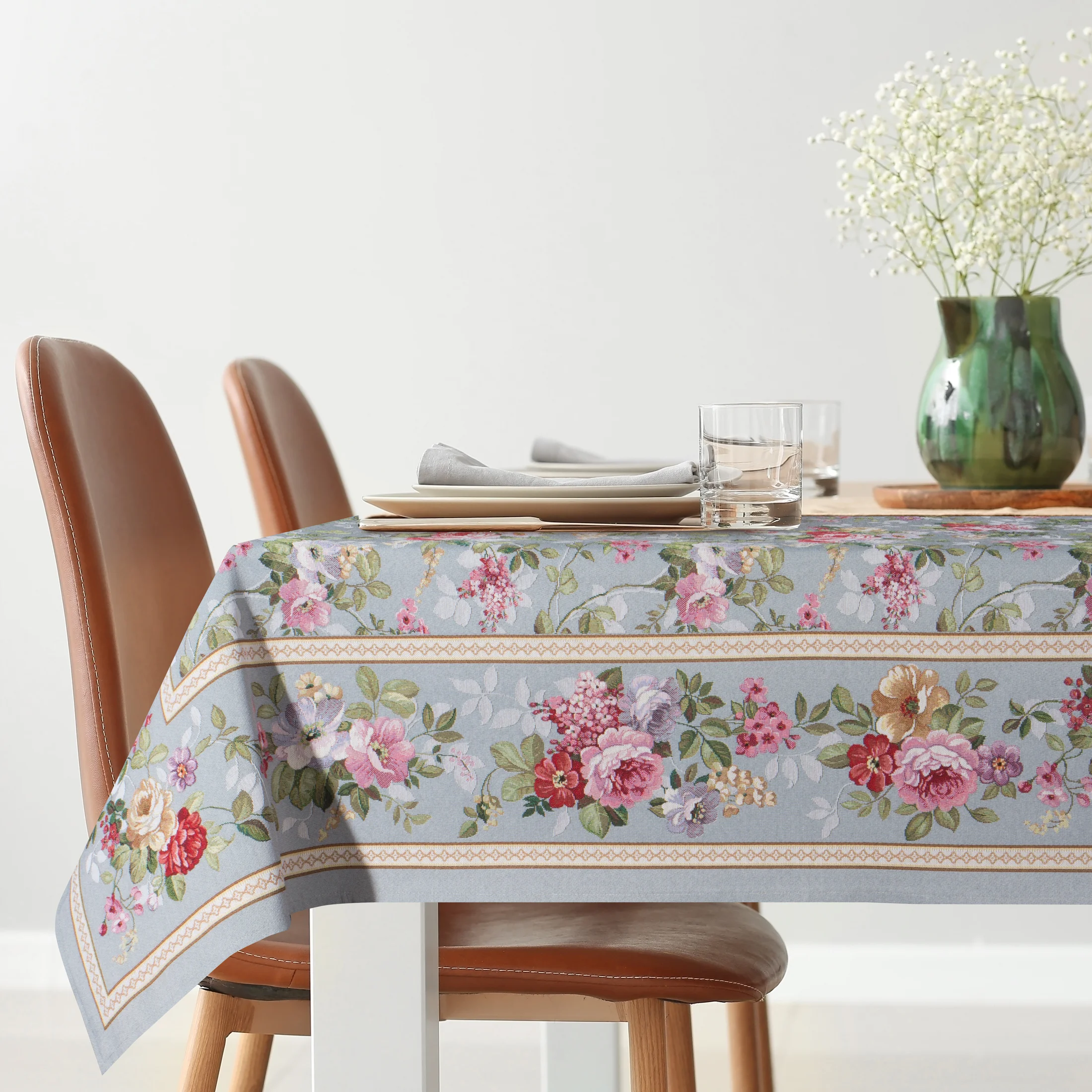 Obrus popielato, czerwony 140x180 cm gobelinowy zdobiony motywem kwiatów