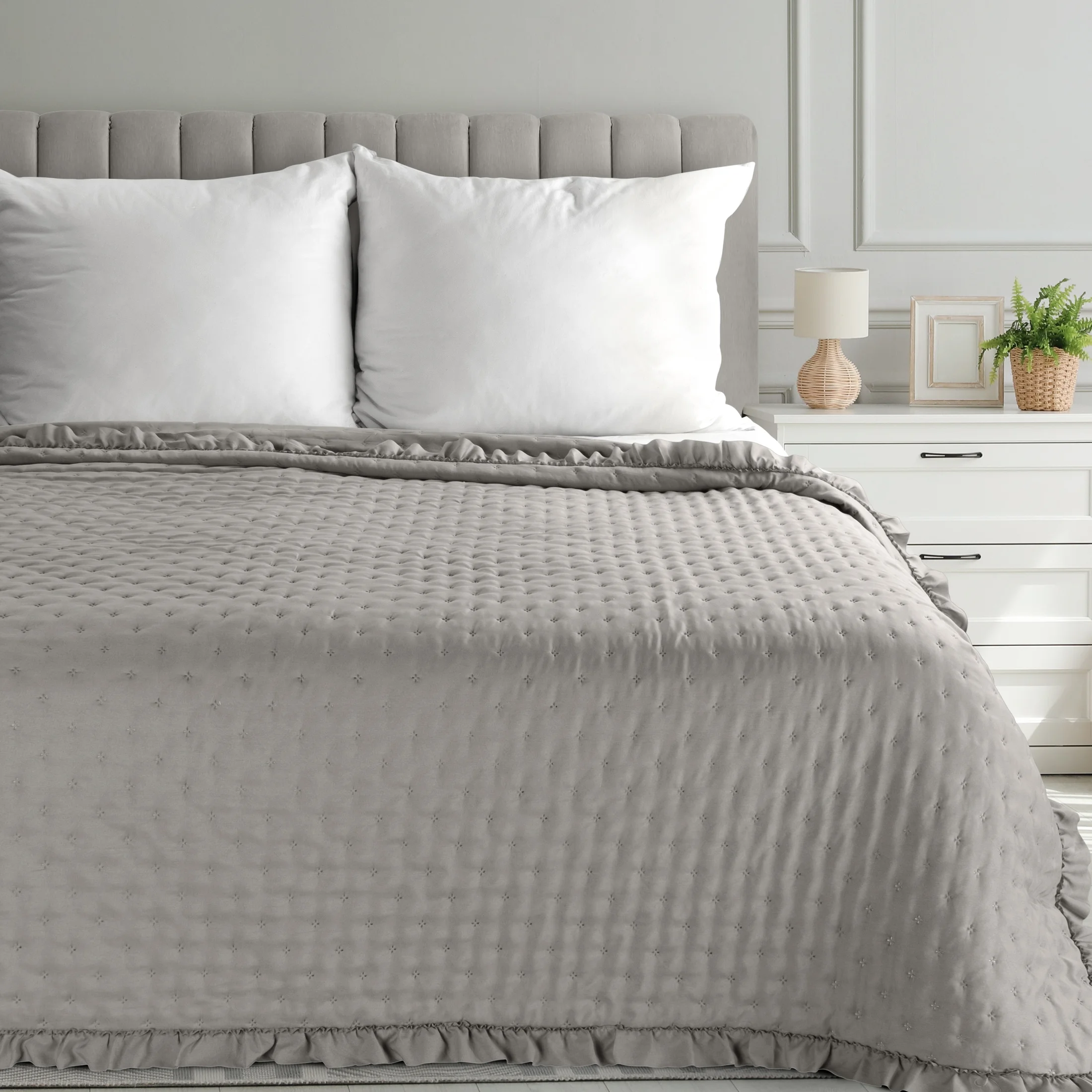 Narzuta szarobeżowa 170x210 cm obszyta falbaną pikowana techniką hot press LIBI 3 Eurofirany Classic | eurofirany