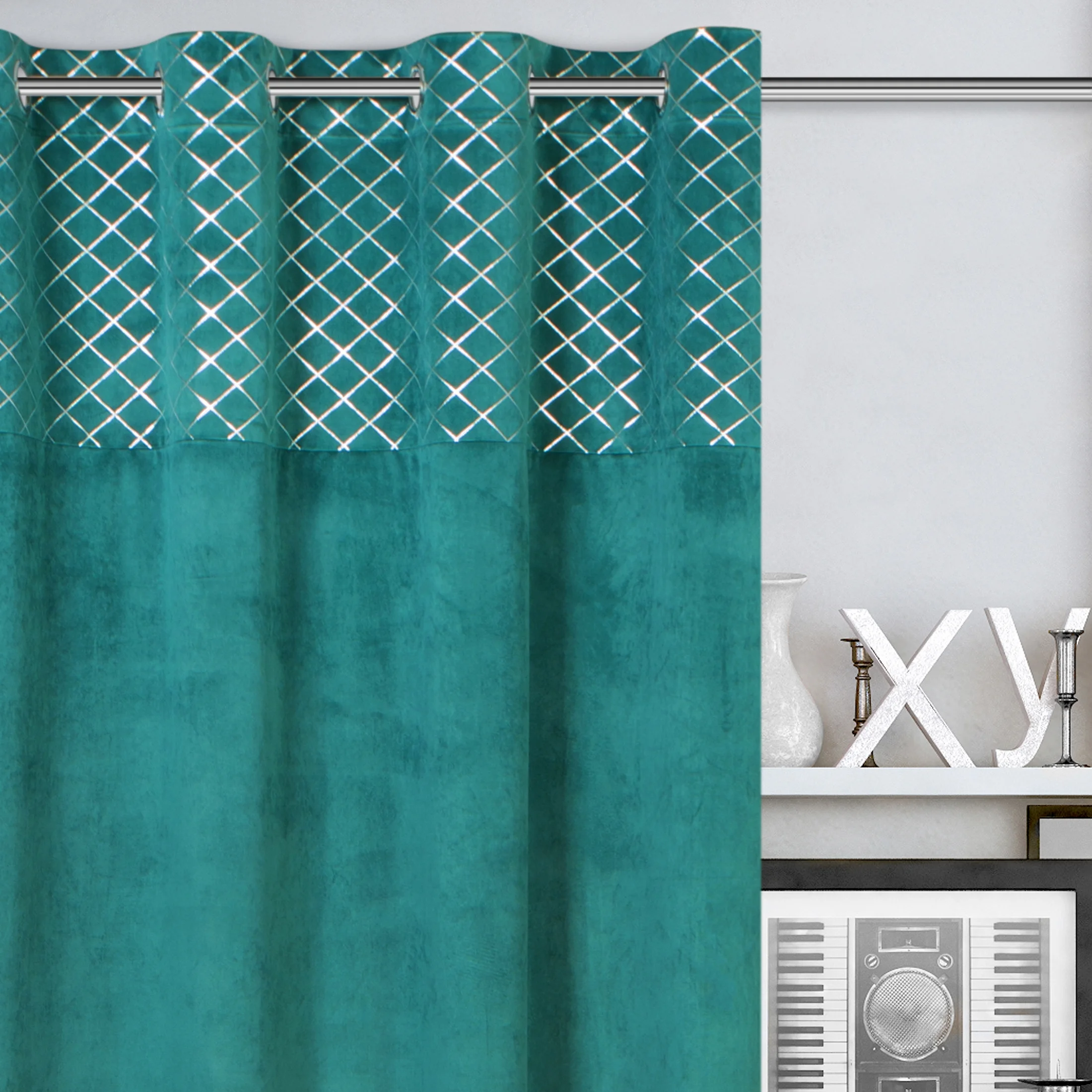 Zasłona turkusowo, srebrna z ozdobnym pasem z geometrycznym nadrukiem w górnej części z welwetu 140x250 cm przelotka - HAZEL | eurofirany