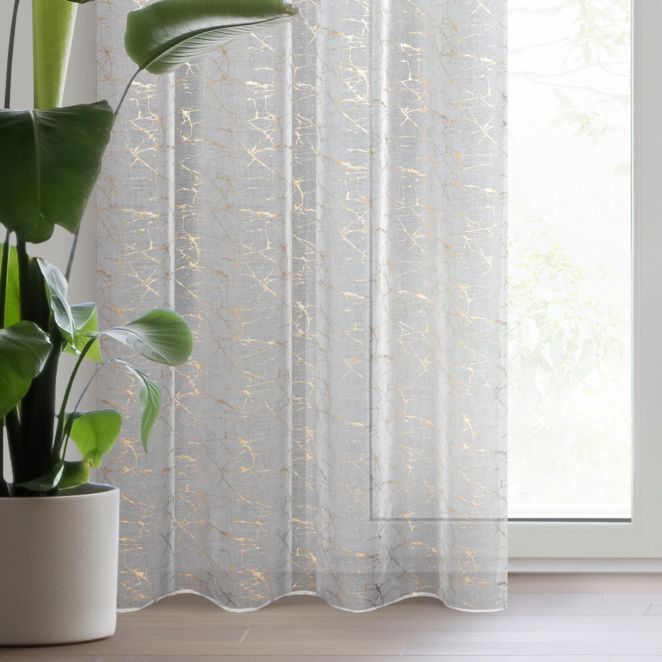 Firana biała z lekkiej etaminy z jasnozłotym marmurkowym nadrukiem 140x250 cm przelotka REVA | eurofirany