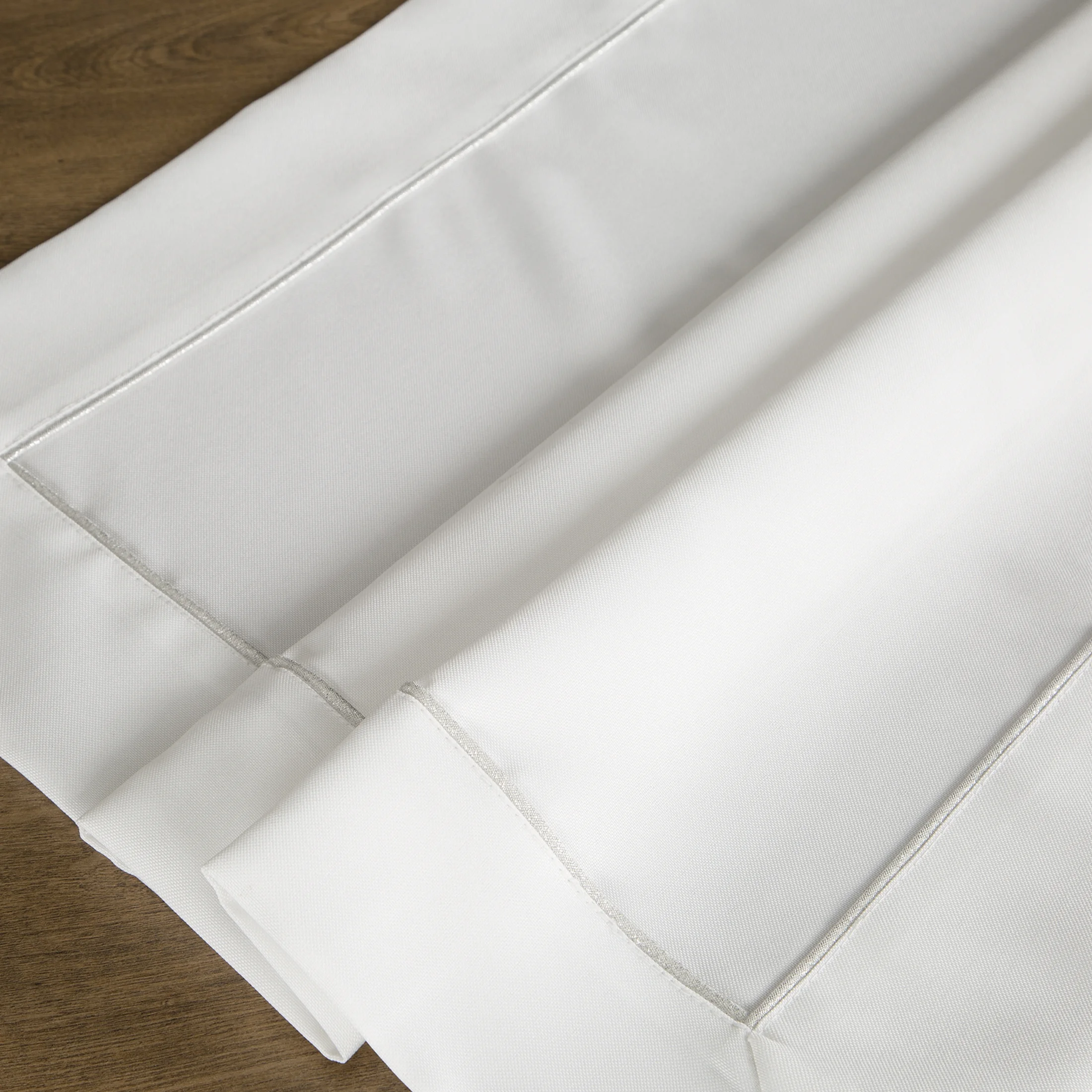 Bieżnik na stół biały 85x85 cm MADELE z delikatną srebrną wypustką