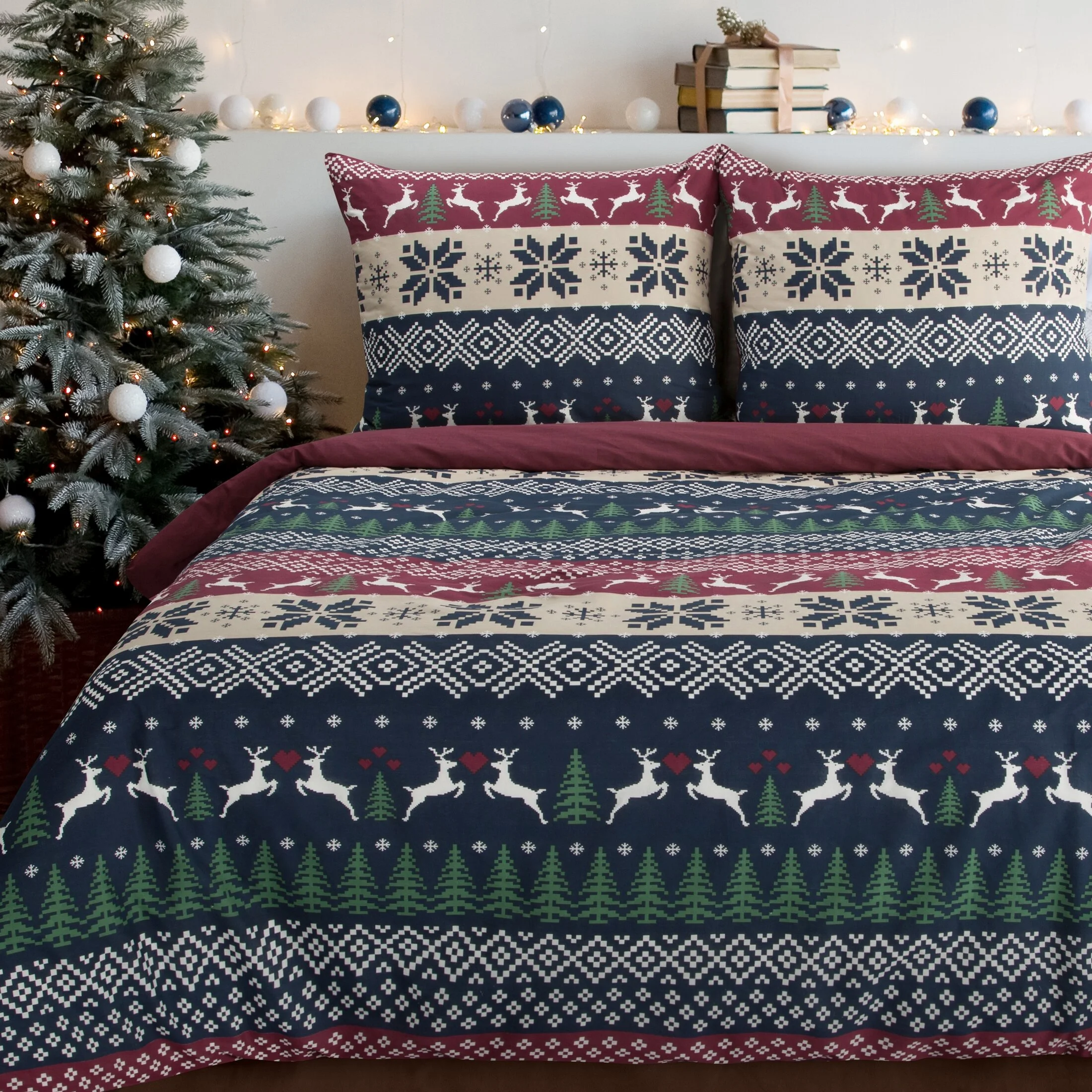 Pościel świąteczna 140x200 cm z bawełny ranforce, kolor granatowy, bordowy z nadrukiem w stylu skandynawskim SKANDY | eurofirany