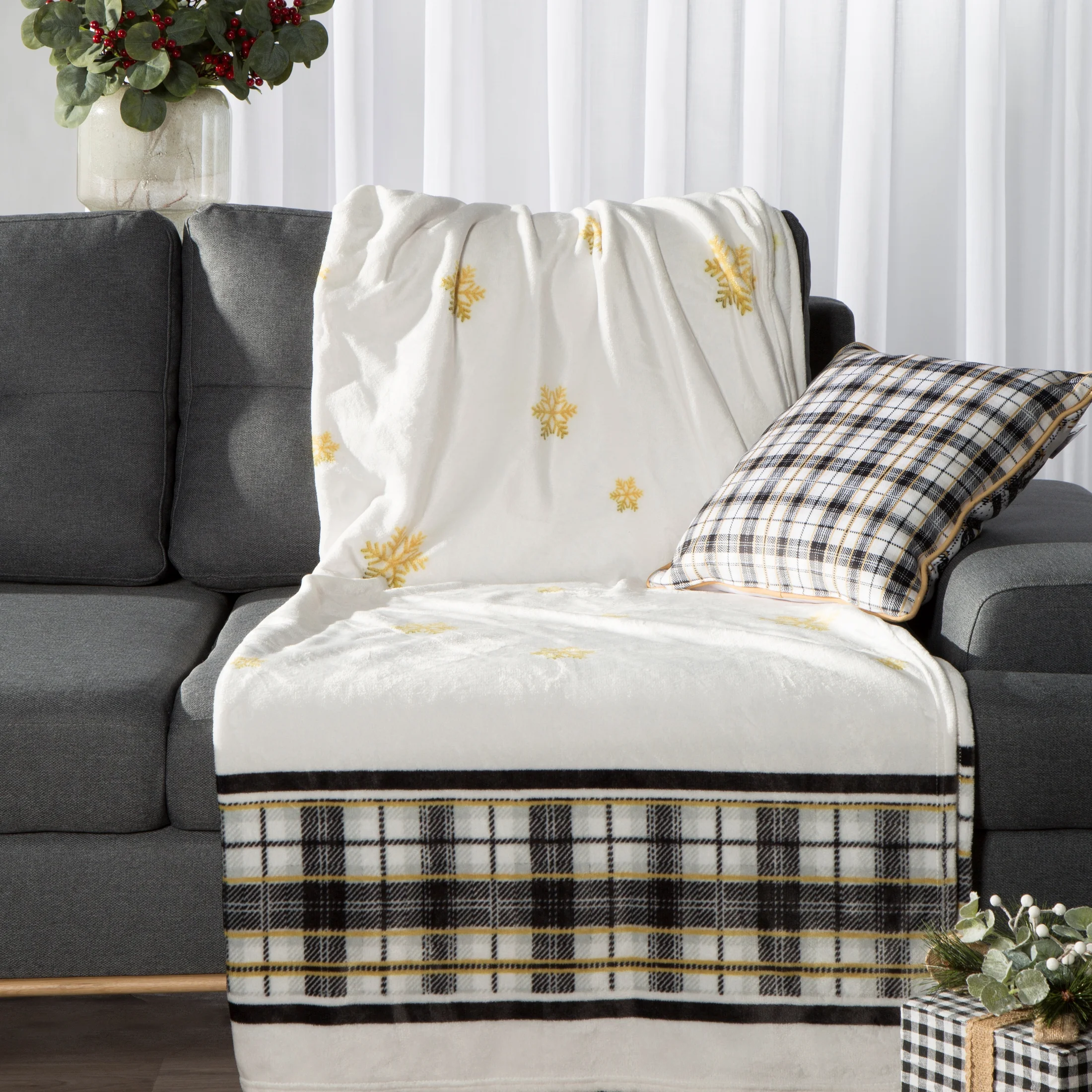 Koc akrylowy 150x200 cm biało, złoty świąteczny z motywem śnieżynek ANGEL | eurofirany