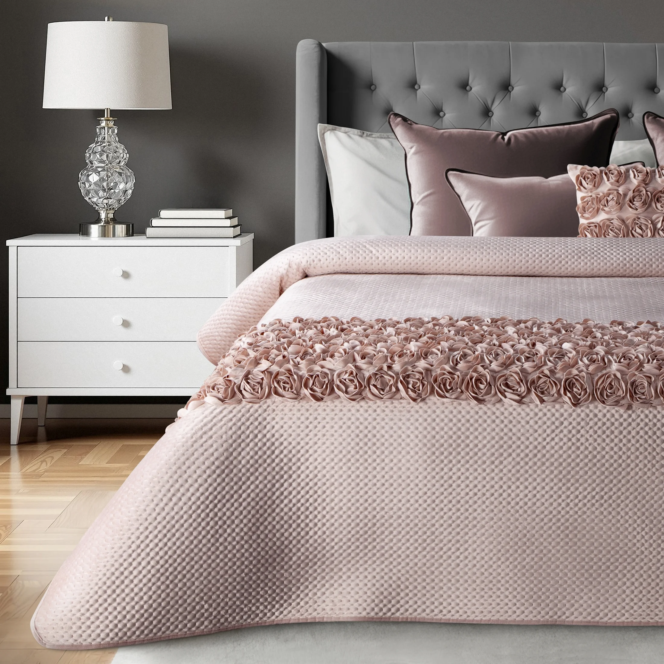 Narzuta welwetowa pudrowa 170x210 cm zdobiona pasem róż 3D ROSES Eva Minge | eurofirany