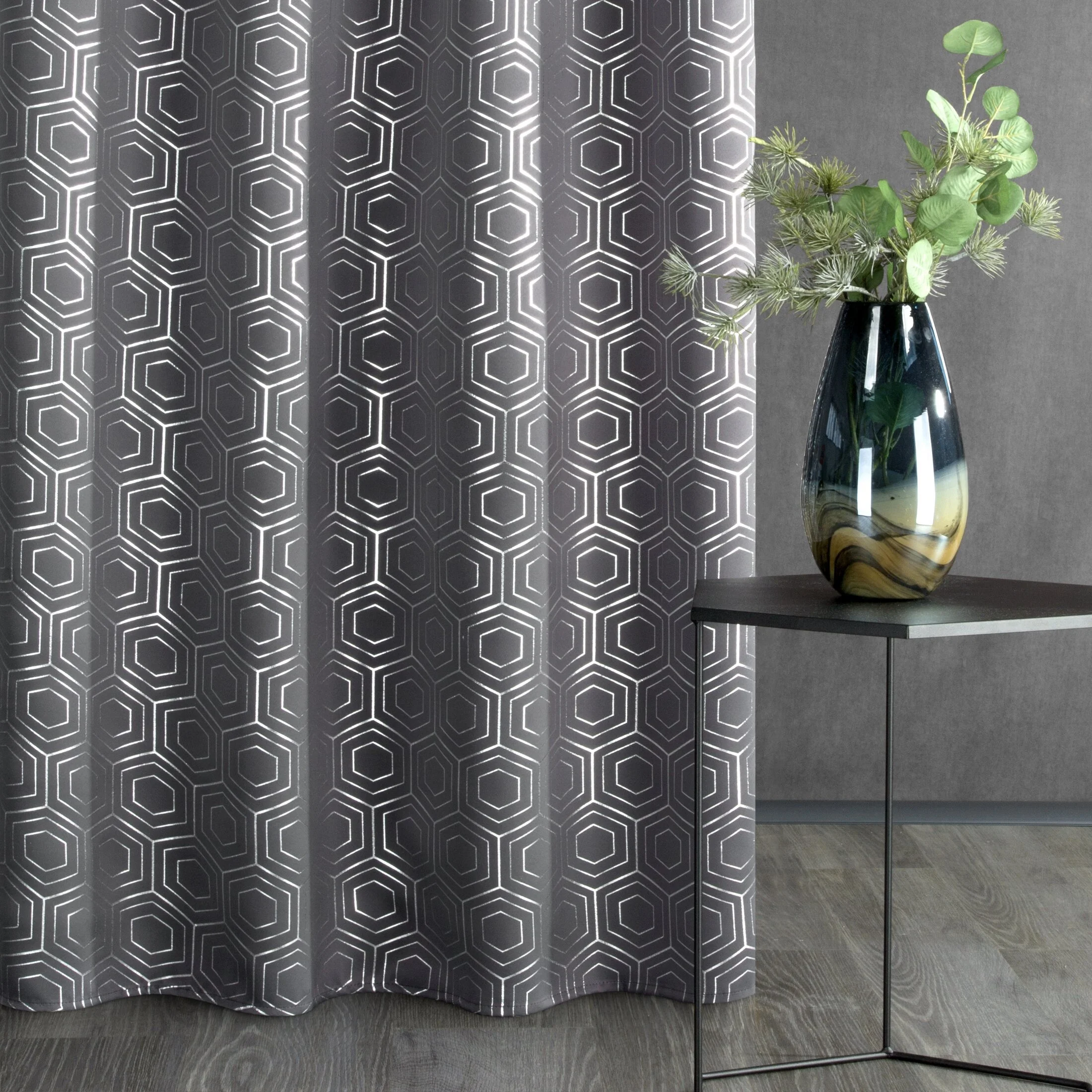 Zasłona zaciemniająca typu blackout ze srebrnym geometrycznym nadrukiem w stylu art deco | eurofirany