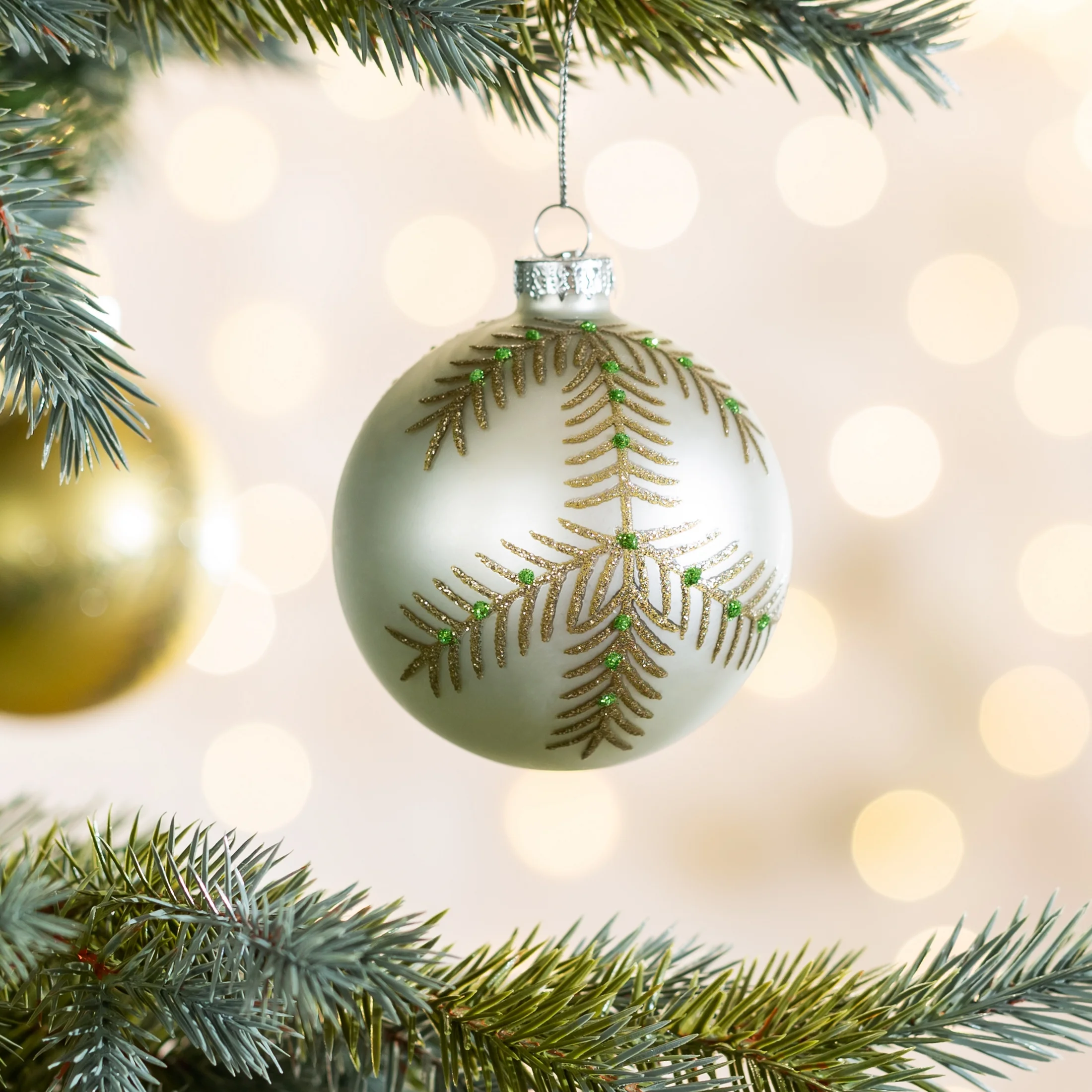 Bombka choinkowa ręcznie zdobiona brokatowym motywem gałązek | eurofirany