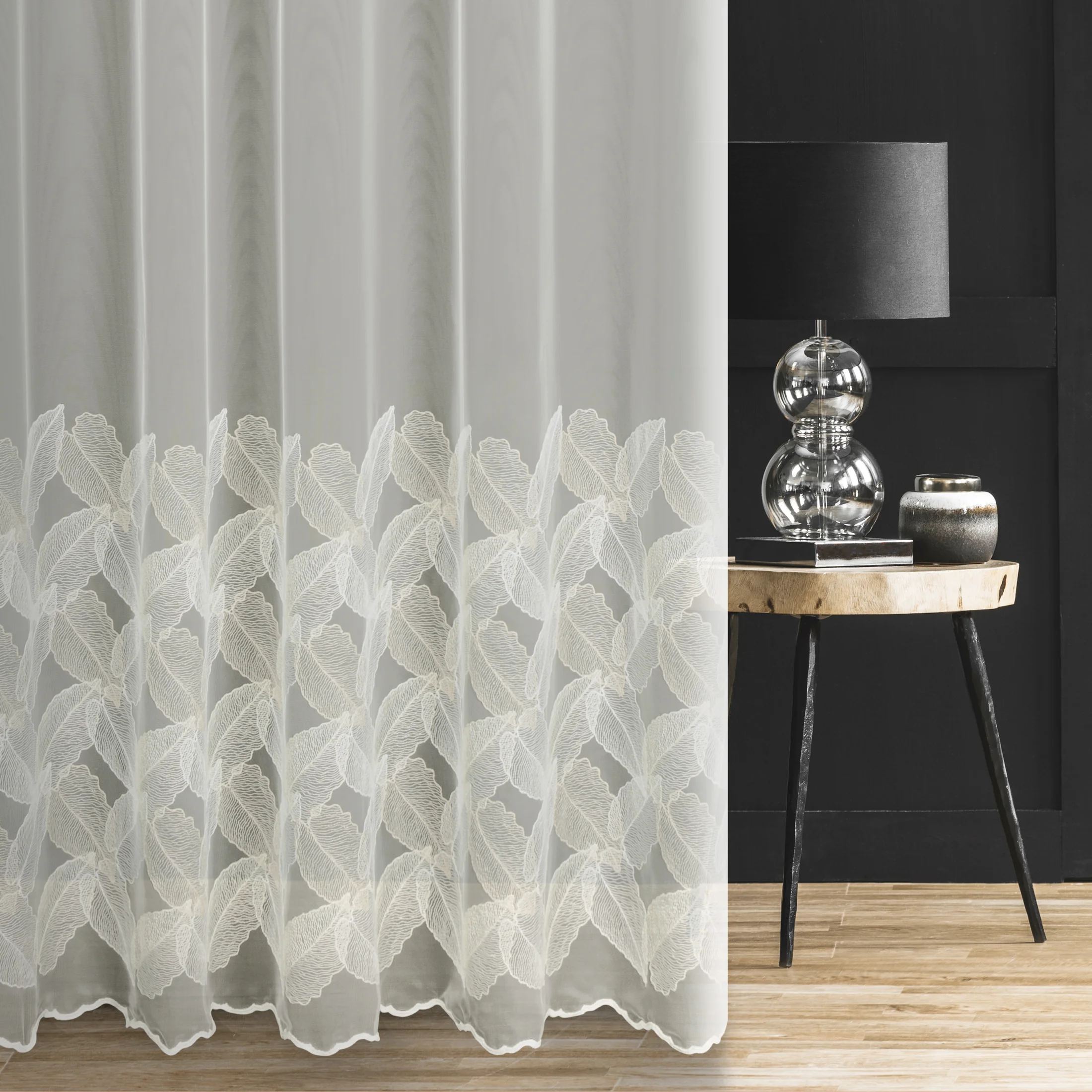 Tkanina firanowa, matowa typu peru zdobiona pasem haftu