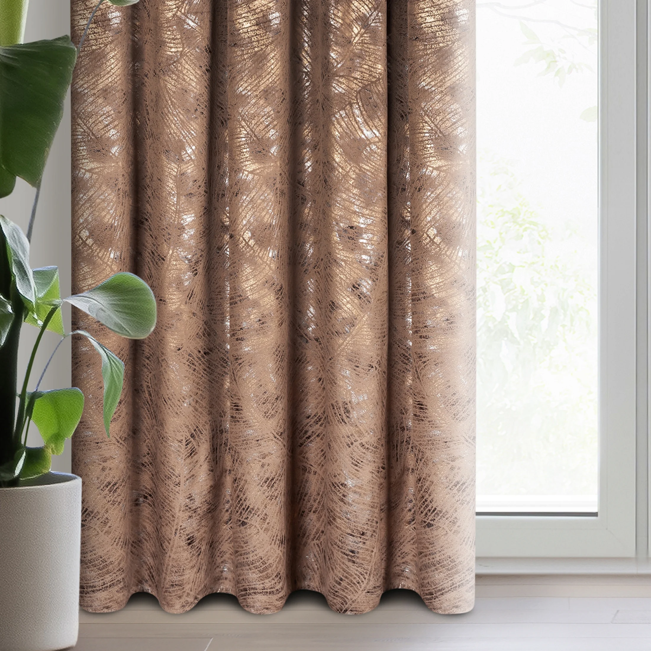 Zasłona brązowo, szampańska ze wzorem liści bananowca z miękkiego welwetu 135x270 cm taśma -TULIA | eurofirany