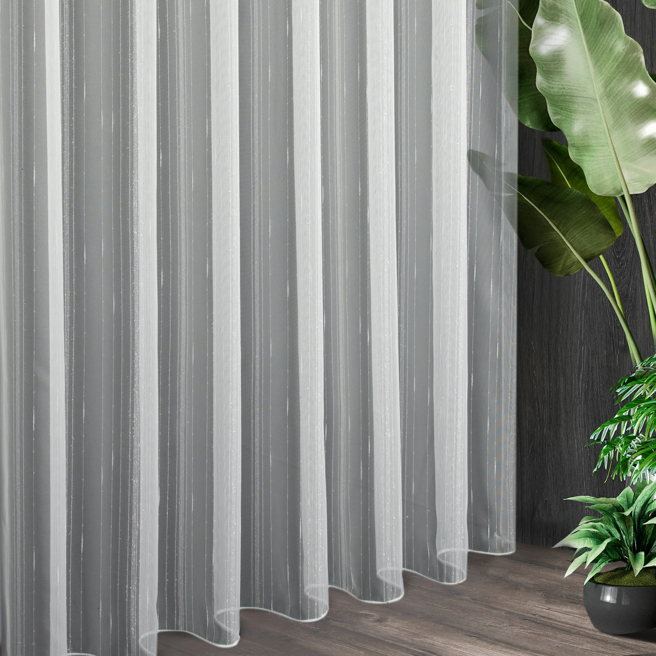 Tkanina firanowa, gładka, błyszcząca, z deszczykiem oraz pionowymi paseczkami