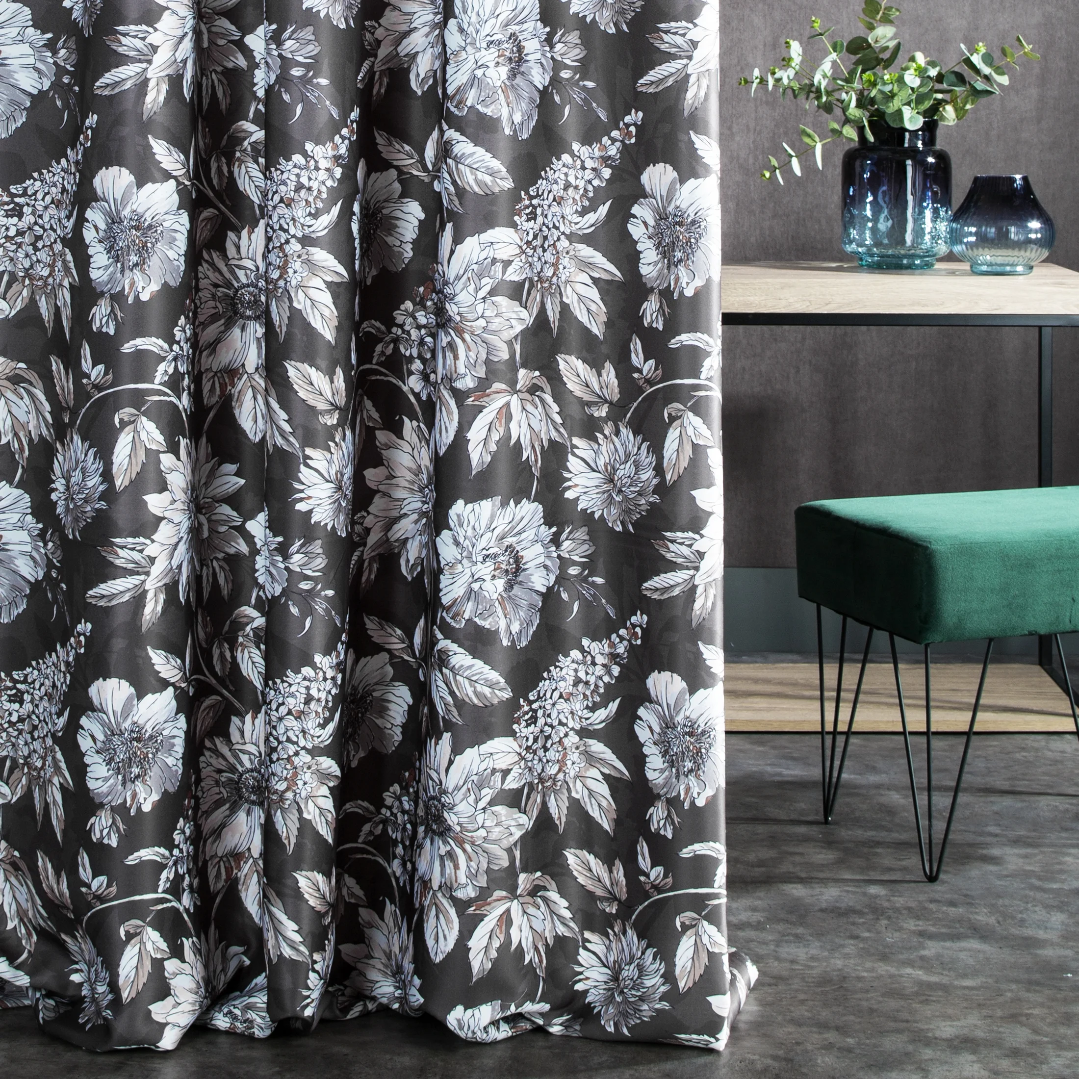 Tkanina zasłonowa zaciemniająca typu blackout z motywem kwiatowym