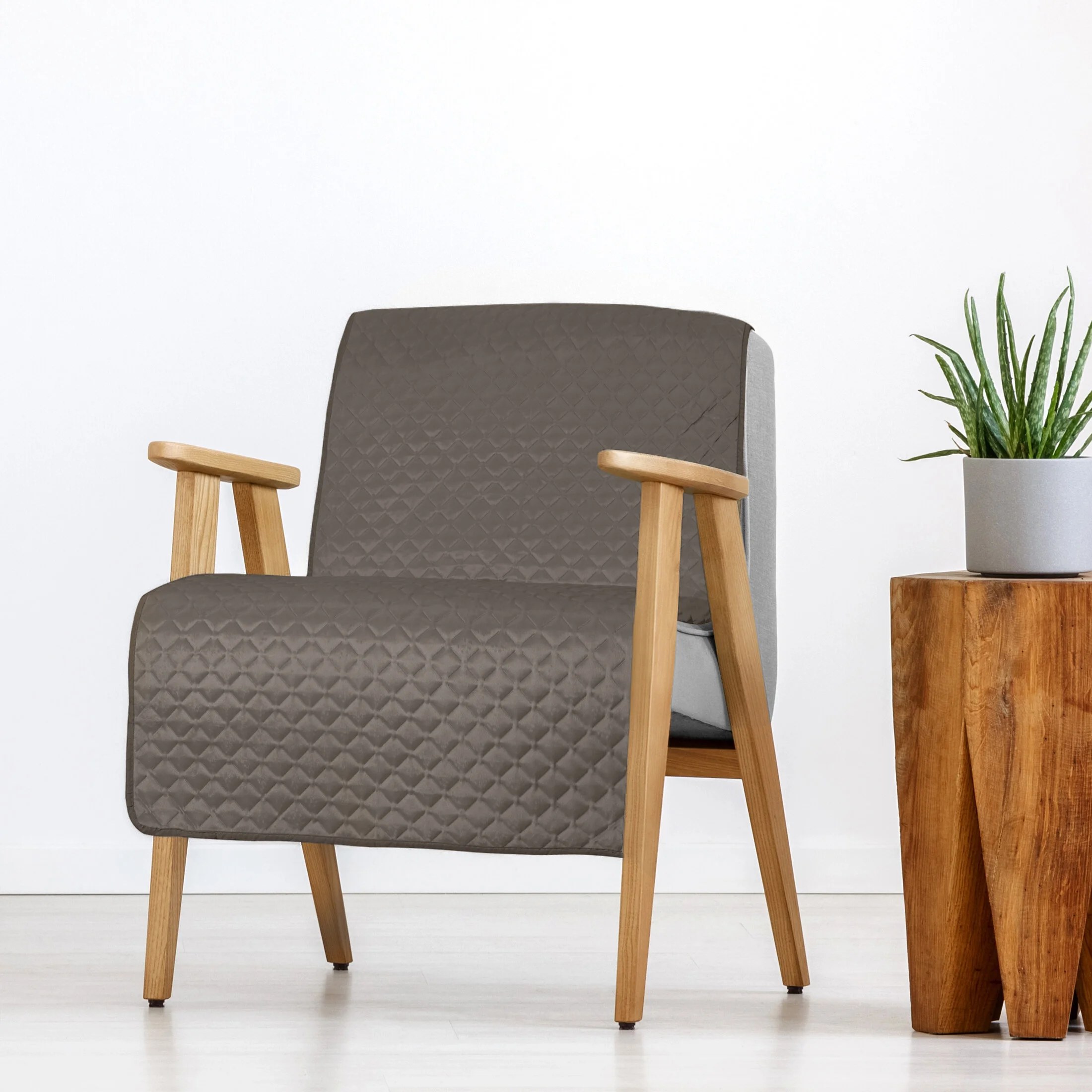 Narzuta welwetowa na fotel ciemnobeżowa 70x160 cm pikowana w geometryczny wzór metodą hot press DIMON | 