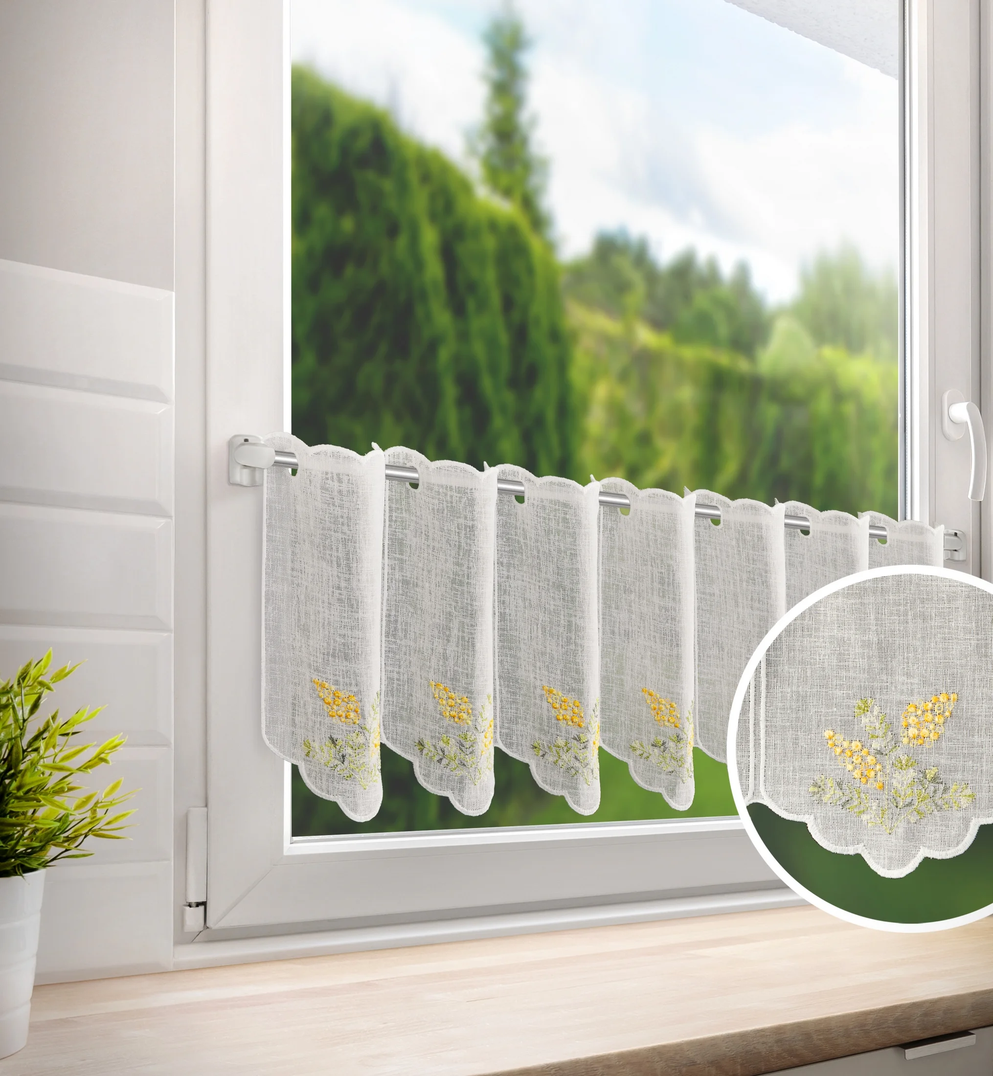 Tkanina firanowa zazdrostka z etaminy zdobiona haftem rumianku