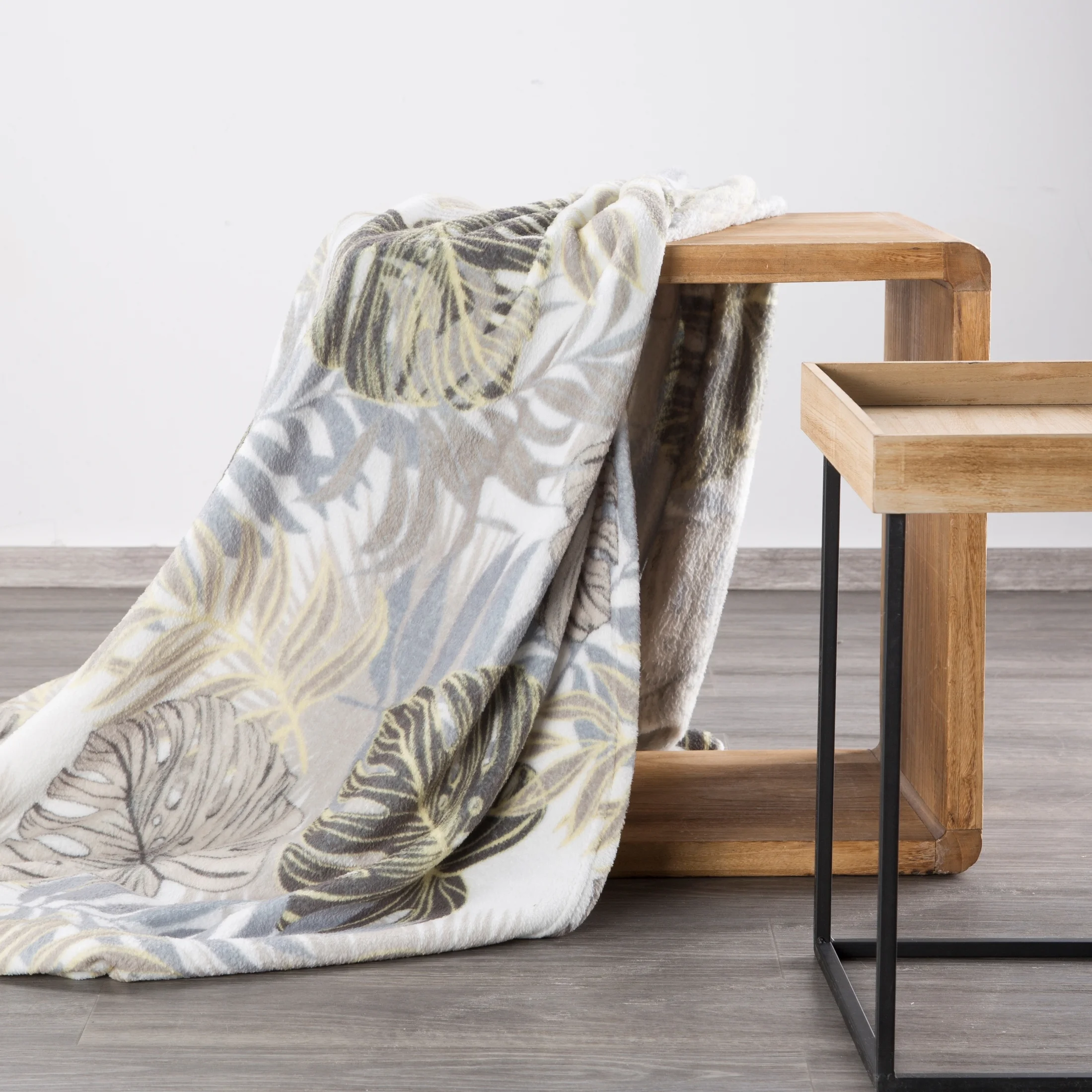 Koc 150x200 cm biało, beżowy miękki w dotyku z nadrukiem liści monstery KORFU Design 91 | eurofirany