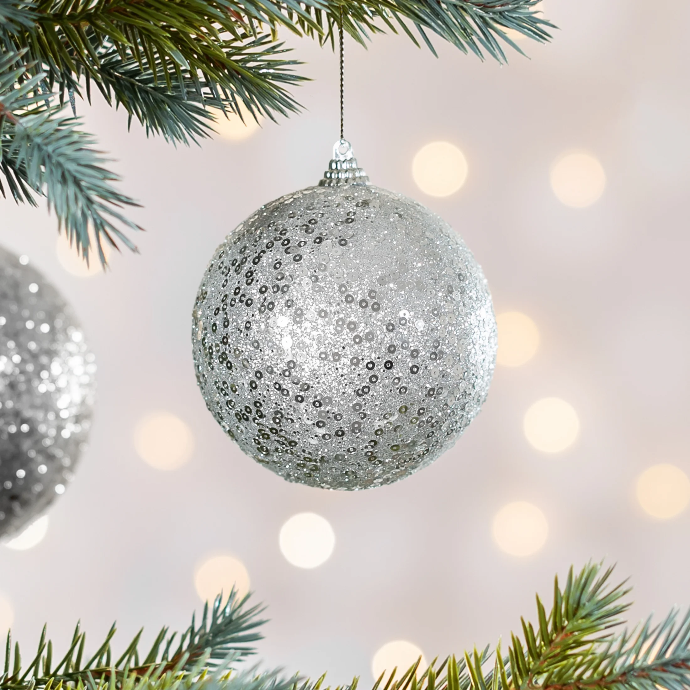 Bombka choinkowa obsypana lśniącym brokatem i cekinami | eurofirany
