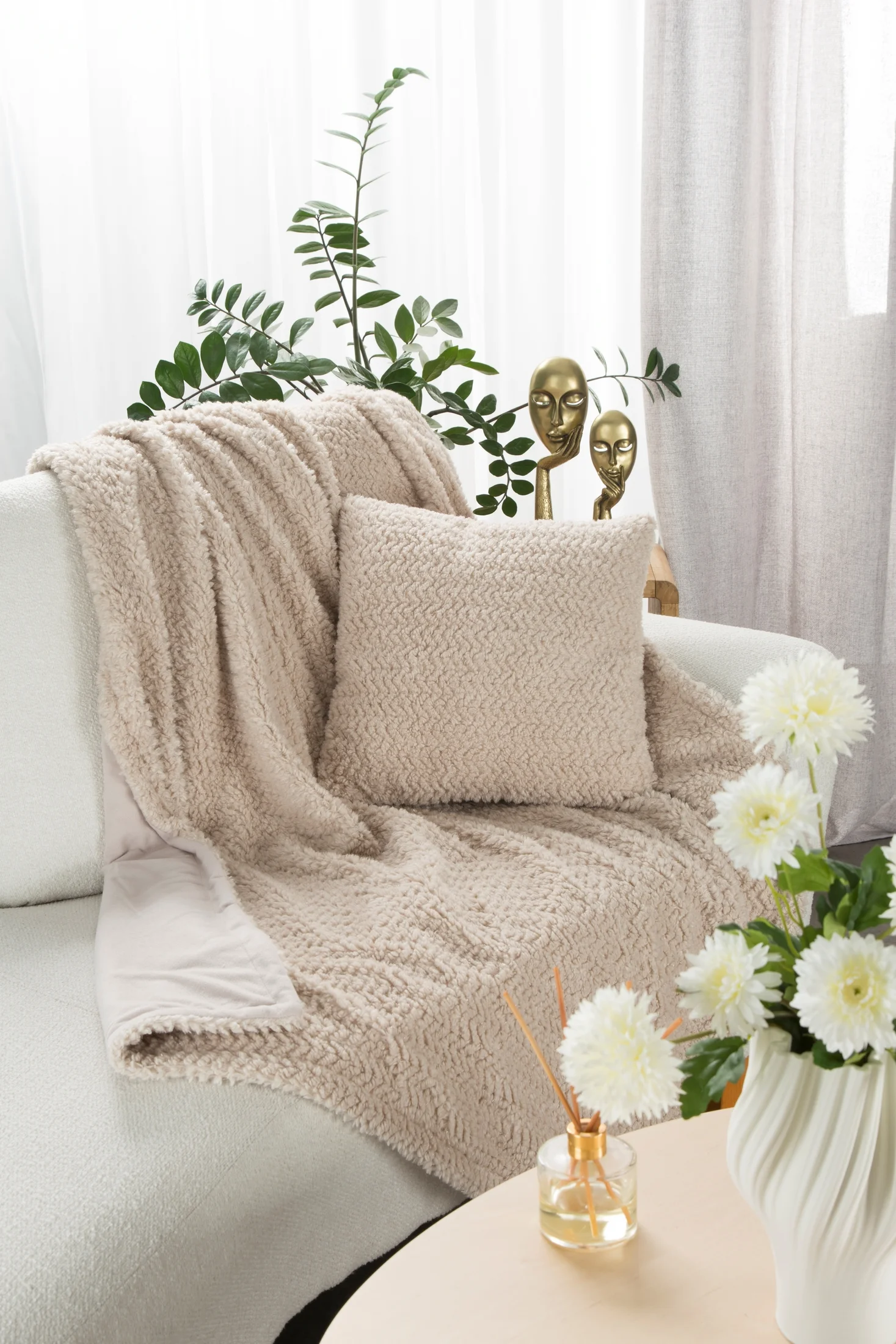 Narzuta-koc beżowo, kremowy 130x170 cm z przyjemnego futerka LARIS | eurofirany