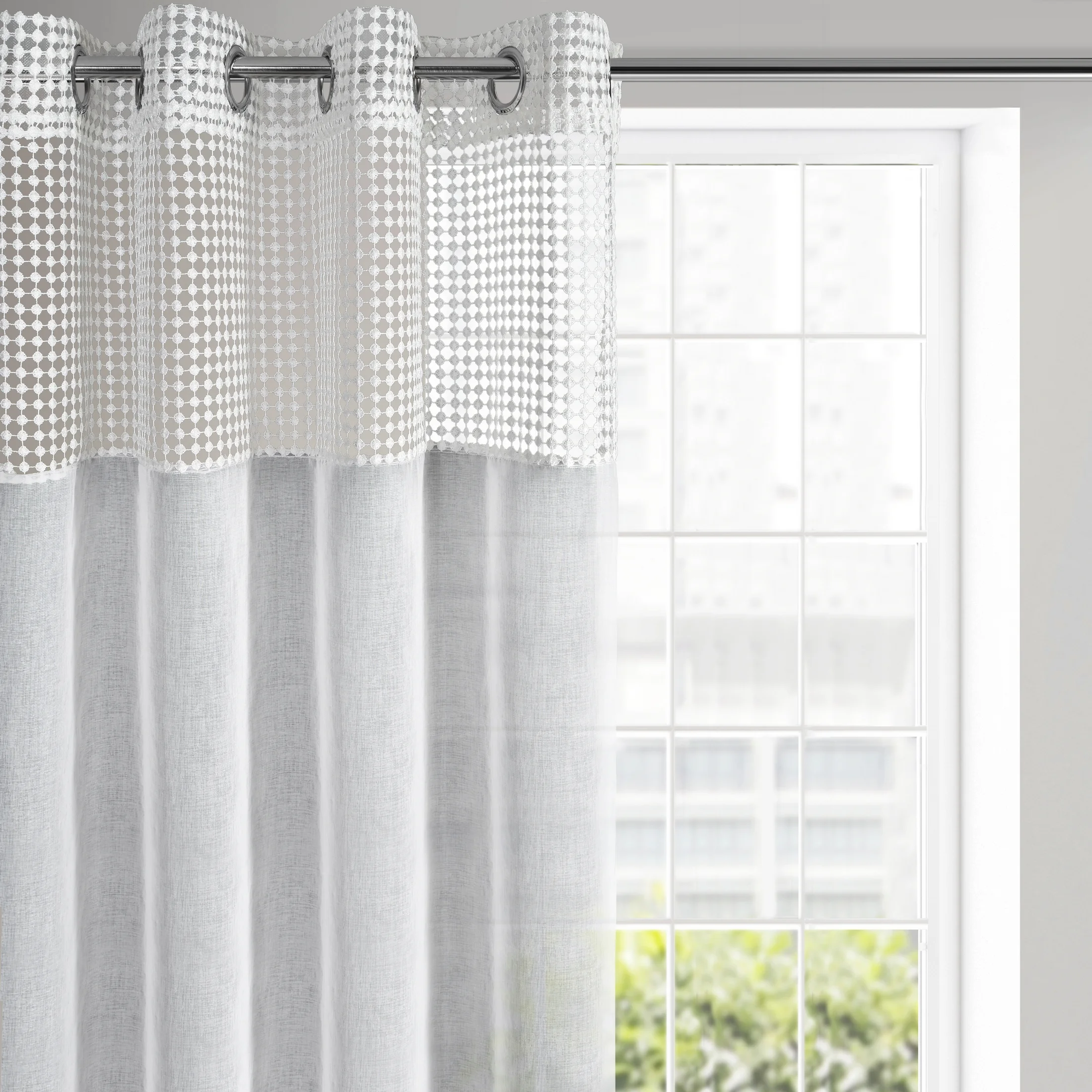 Firana biała z pasem ażurowego haftu oraz lekkiej etaminy 135x250 cm przelotka GRACE | eurofirany