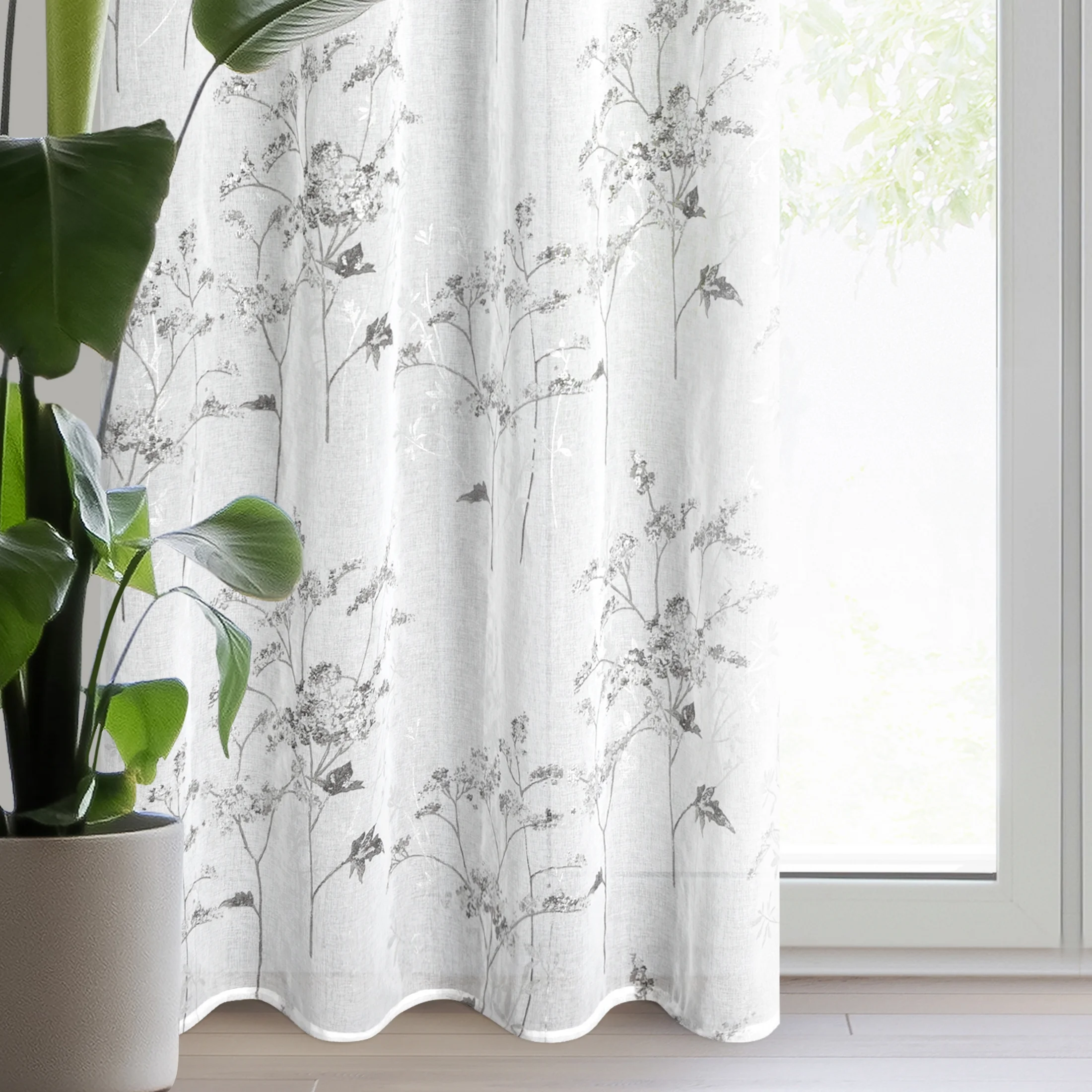 Zasłona biało, srebrna z nadrukiem roślinnym z etaminy 140x250 cm przelotka SERMA | eurofirany