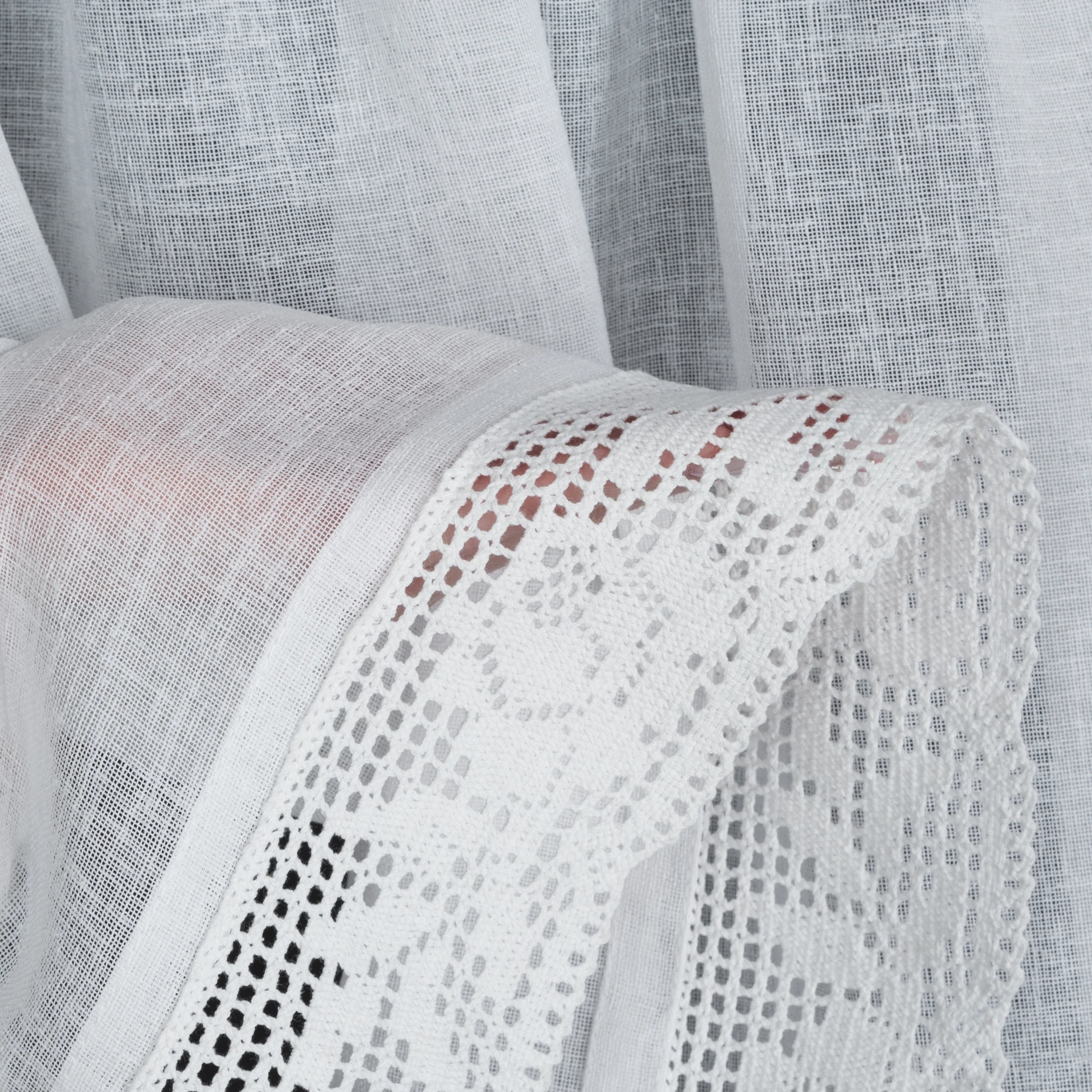 Zazdrostka biała z etaminy zdobiona koronką 150x60 cm LARI