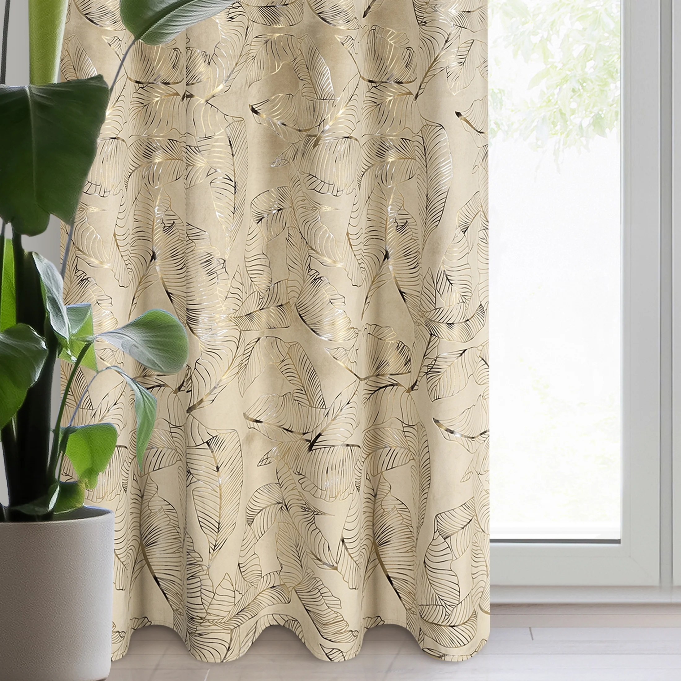 Zasłona beżowo, szampańska z metalicznym nadrukiem egzotycznych liści z welwetu 135x250 przelotka - ODETA | eurofirany