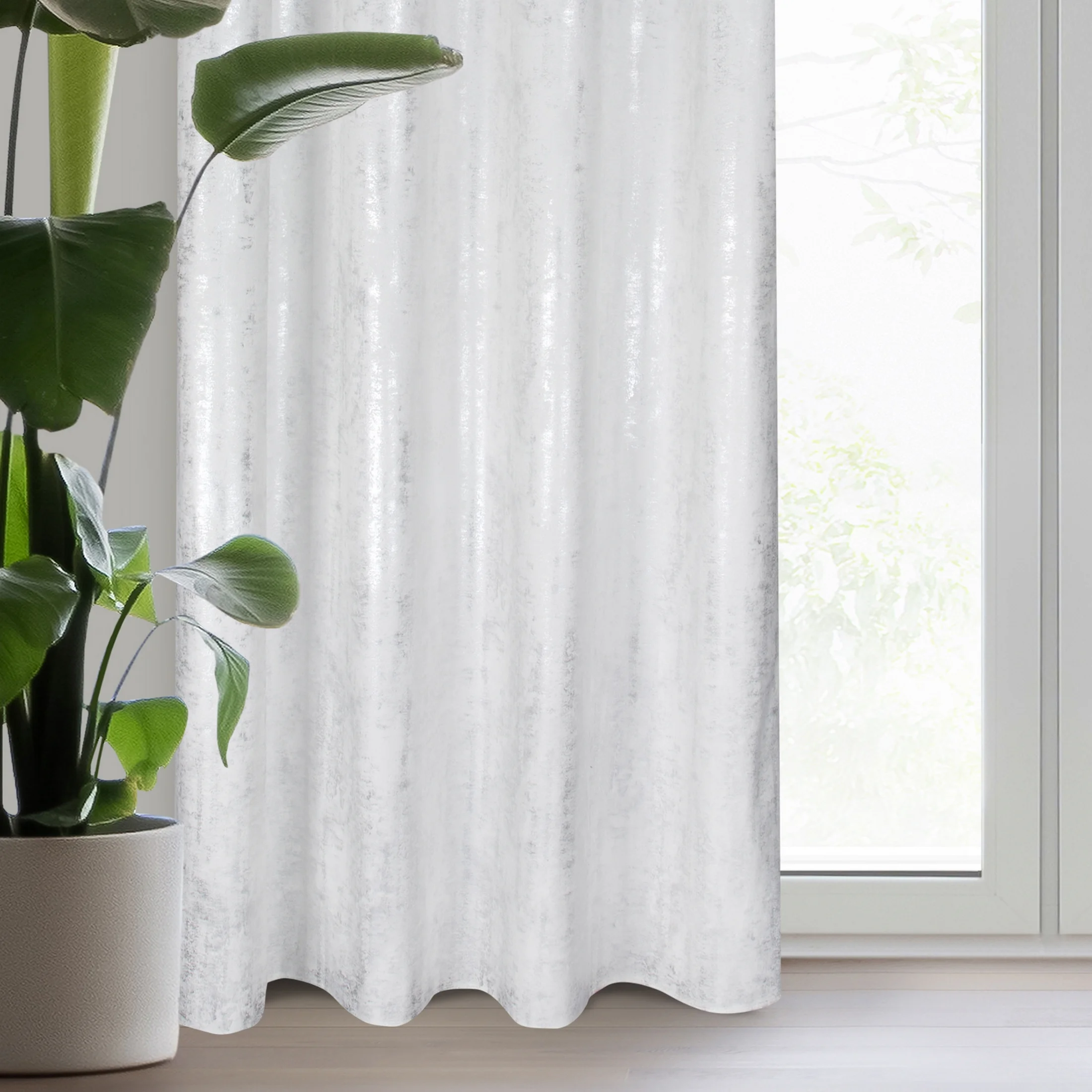 Zasłona welwetowa biało, srebrzysta zdobiona przecieranym wzorem 140x250 cm przelotka - RENIA | eurofirany