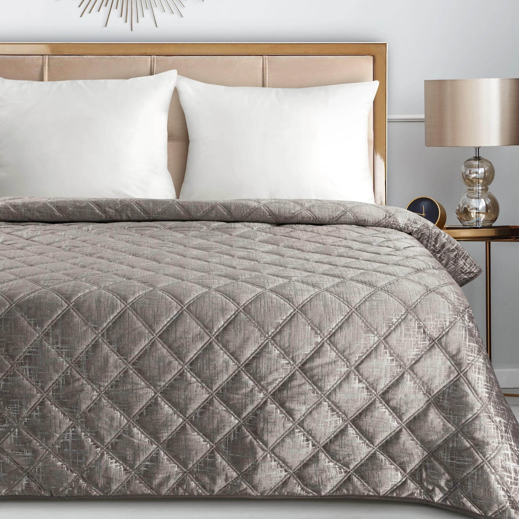 Narzuta welwetowa beżowa 200x220 cm pikowana metodą hot press z błyszczącym nadrukiem BLINK 6 Eurofirany Premium | eurofirany