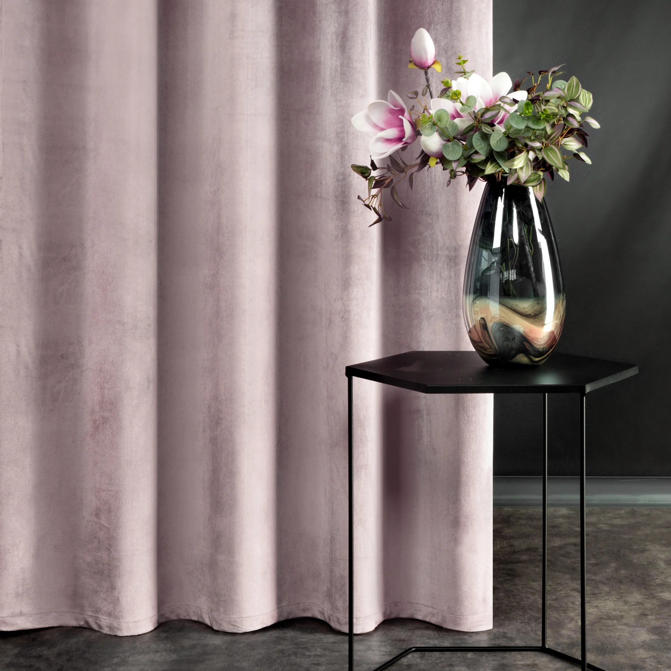 Zasłona pudrowy róż z aksamitnego błyszczącego welwetu 140x270 cm taśma - LUCCA |