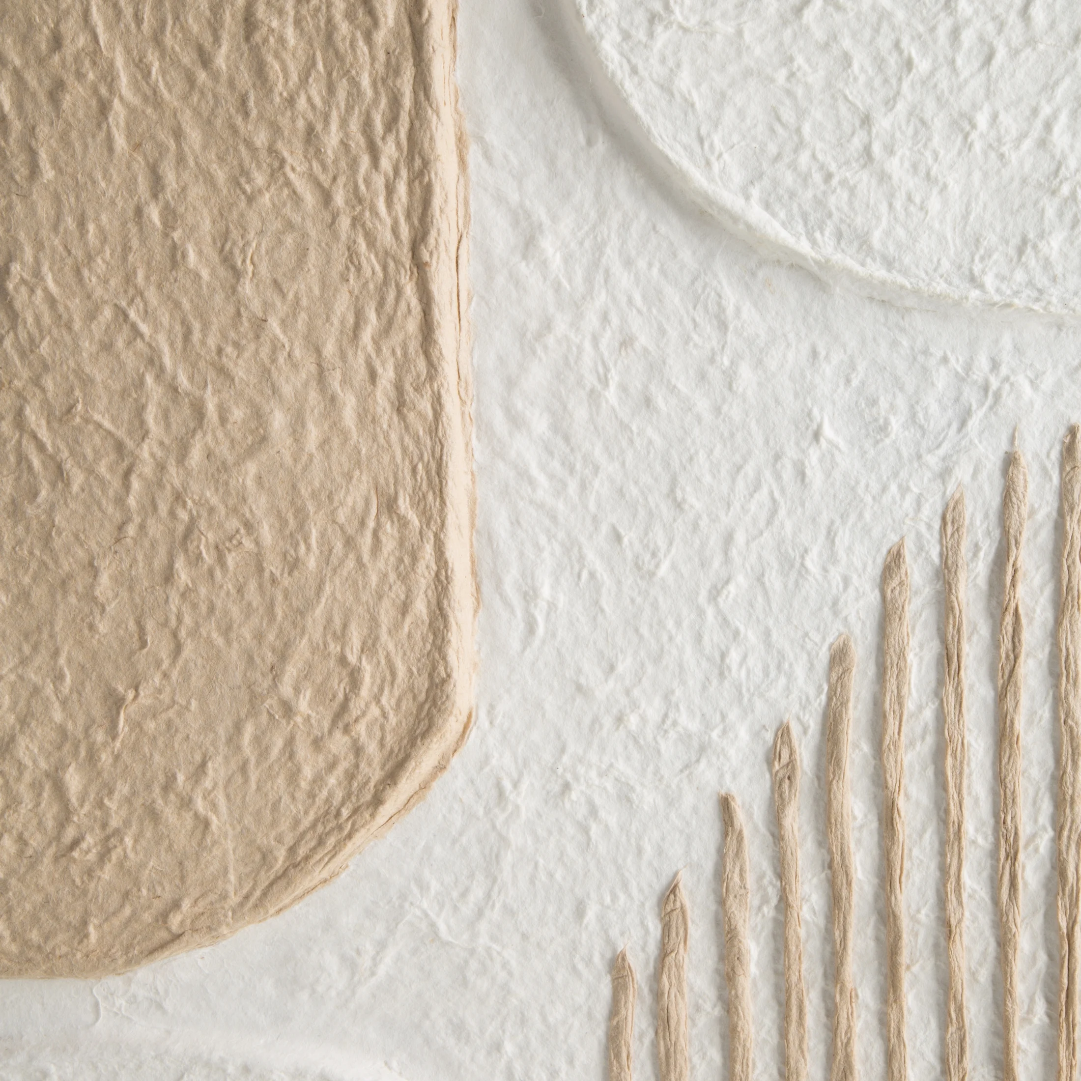 Obraz abstrakcja biało, beżowy z wyraźną strukturą w stylu boho oprawiony w ramę 40x60 cm