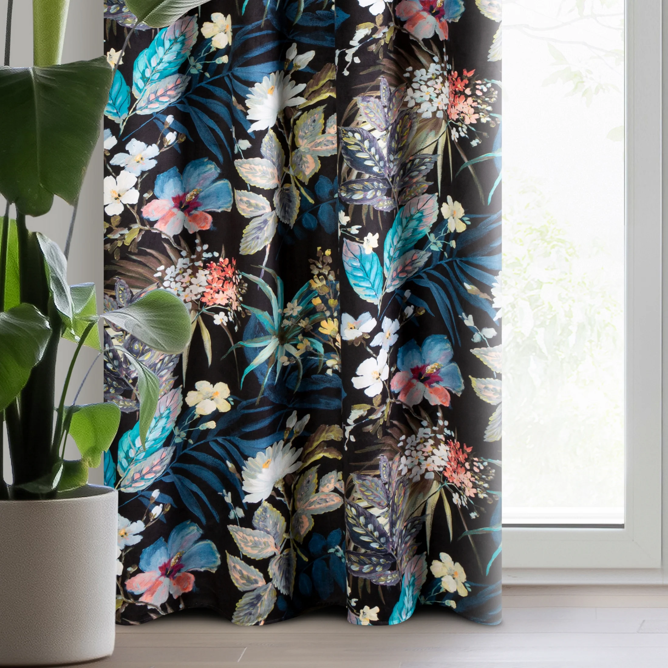 Zasłona welwetowa czarno, granatowa z nadrukiem kwiatów 140x270 cm przelotka - ALANI | eurofirany