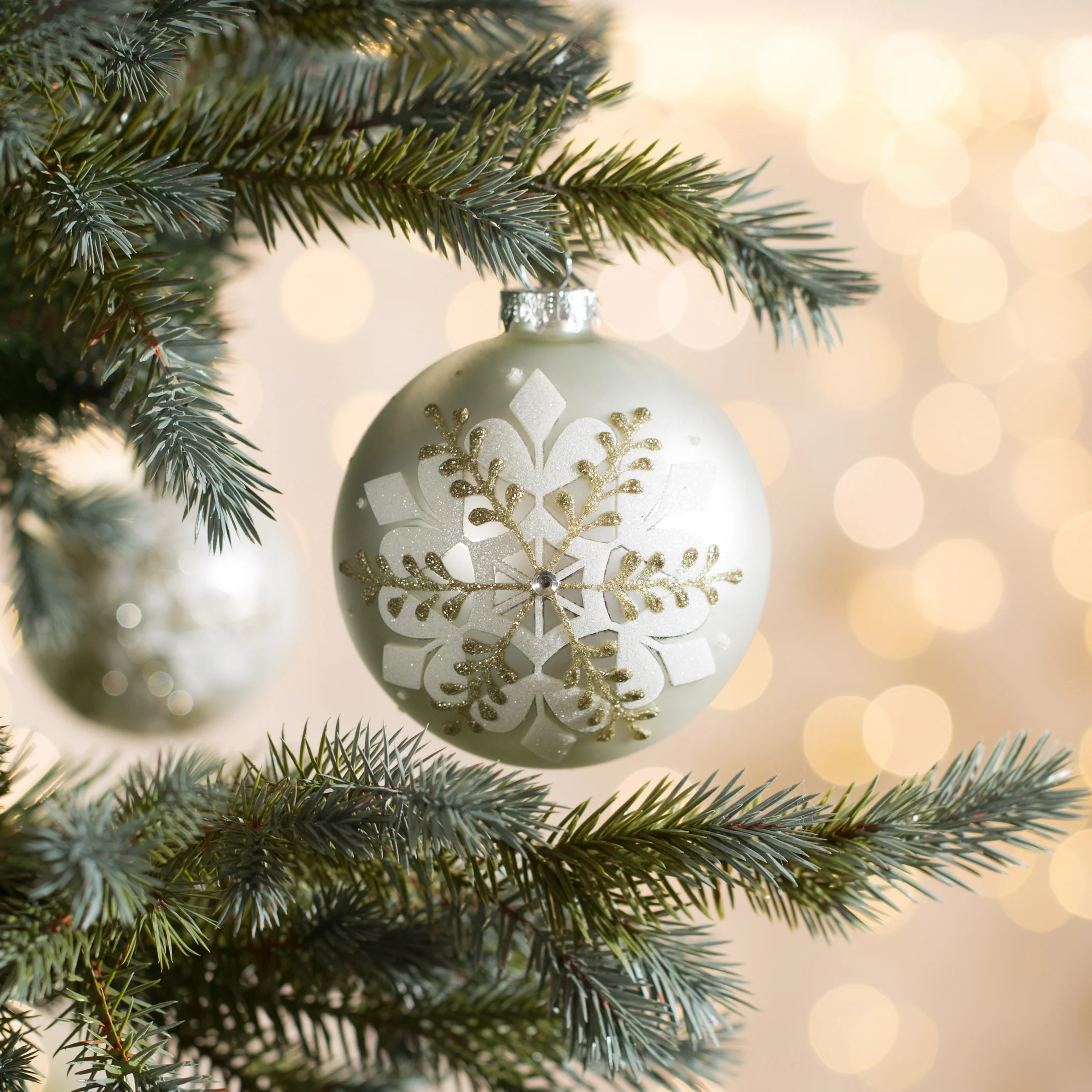 Szklana bombka choinkowa ręcznie zdobiona wzorem śnieżynki | 
