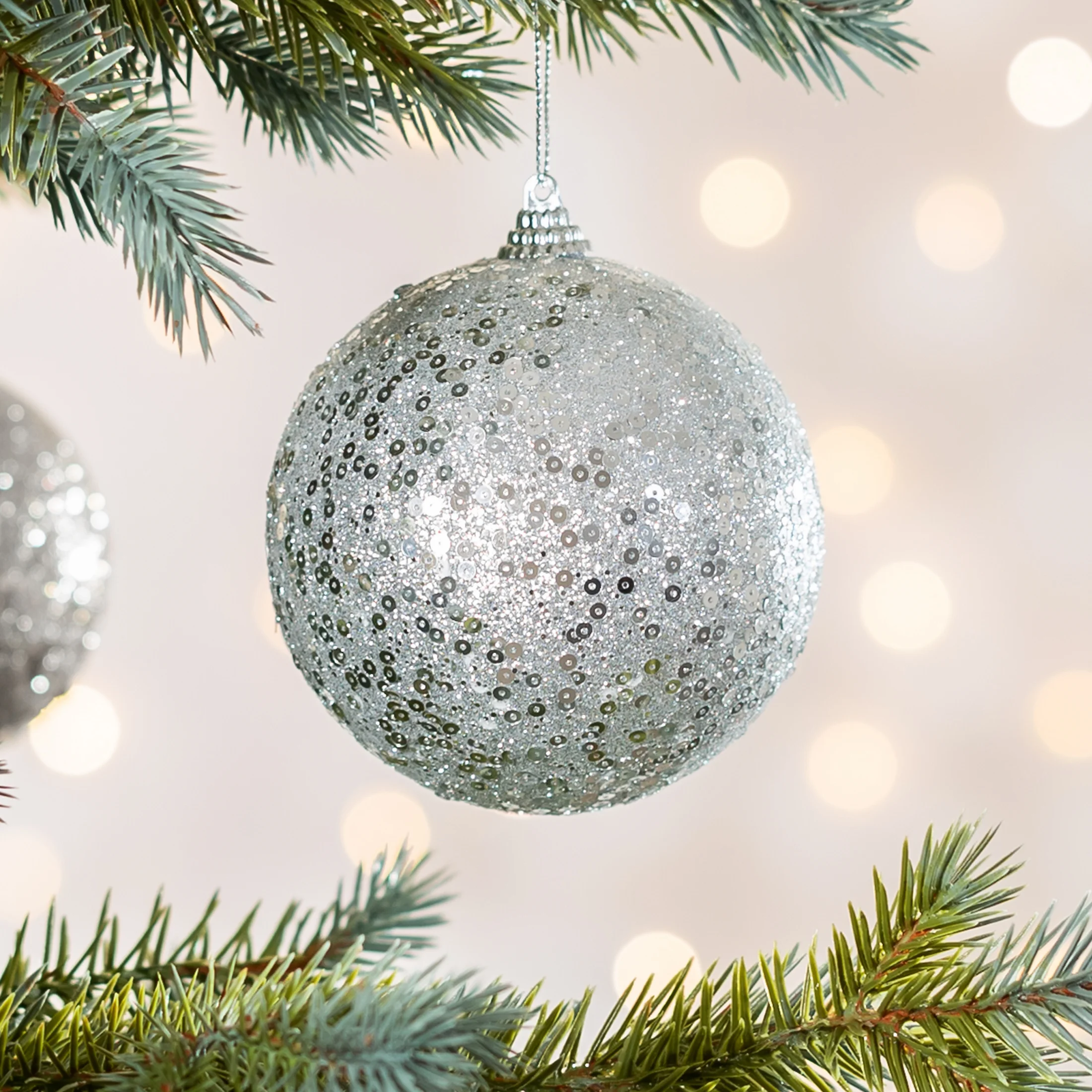 Bombka choinkowa obsypana lśniącym brokatem i cekinami | eurofirany