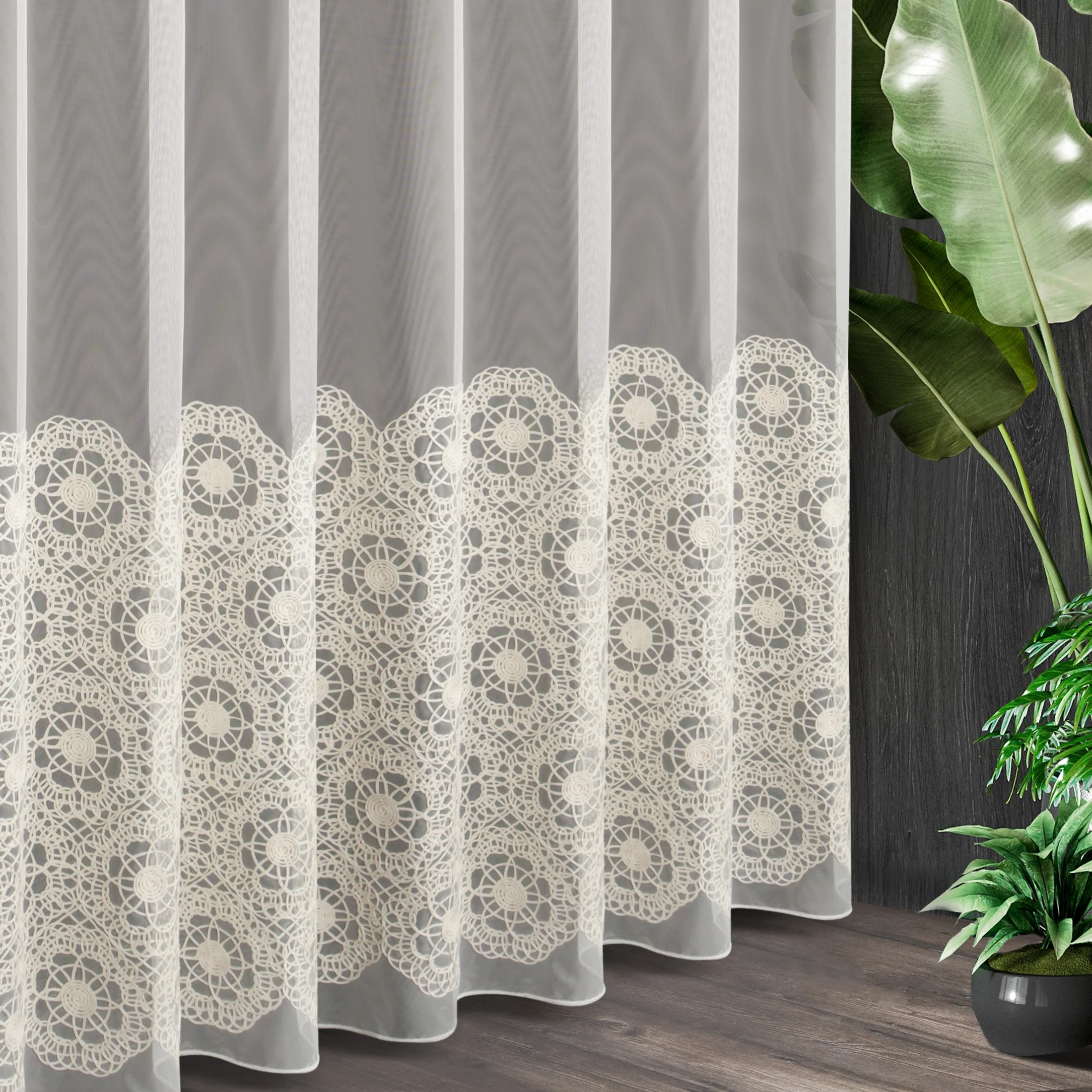 Tkanina firanowa typu peru zdobiona haftowaną aplikacją