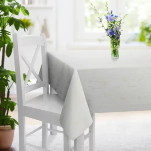 Obrus na wymiar biało złocisty z miękkiej tkaniny o strukturze weluru z połyskliwym nadrukiem