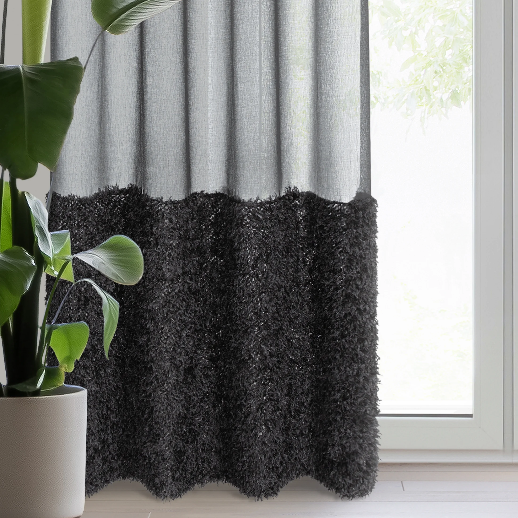 Firana czarna z etaminy zdobiona w dolnej cześci firany puszystą futrzaną aplikacją 140x270 cm taśma MARION | eurofirany