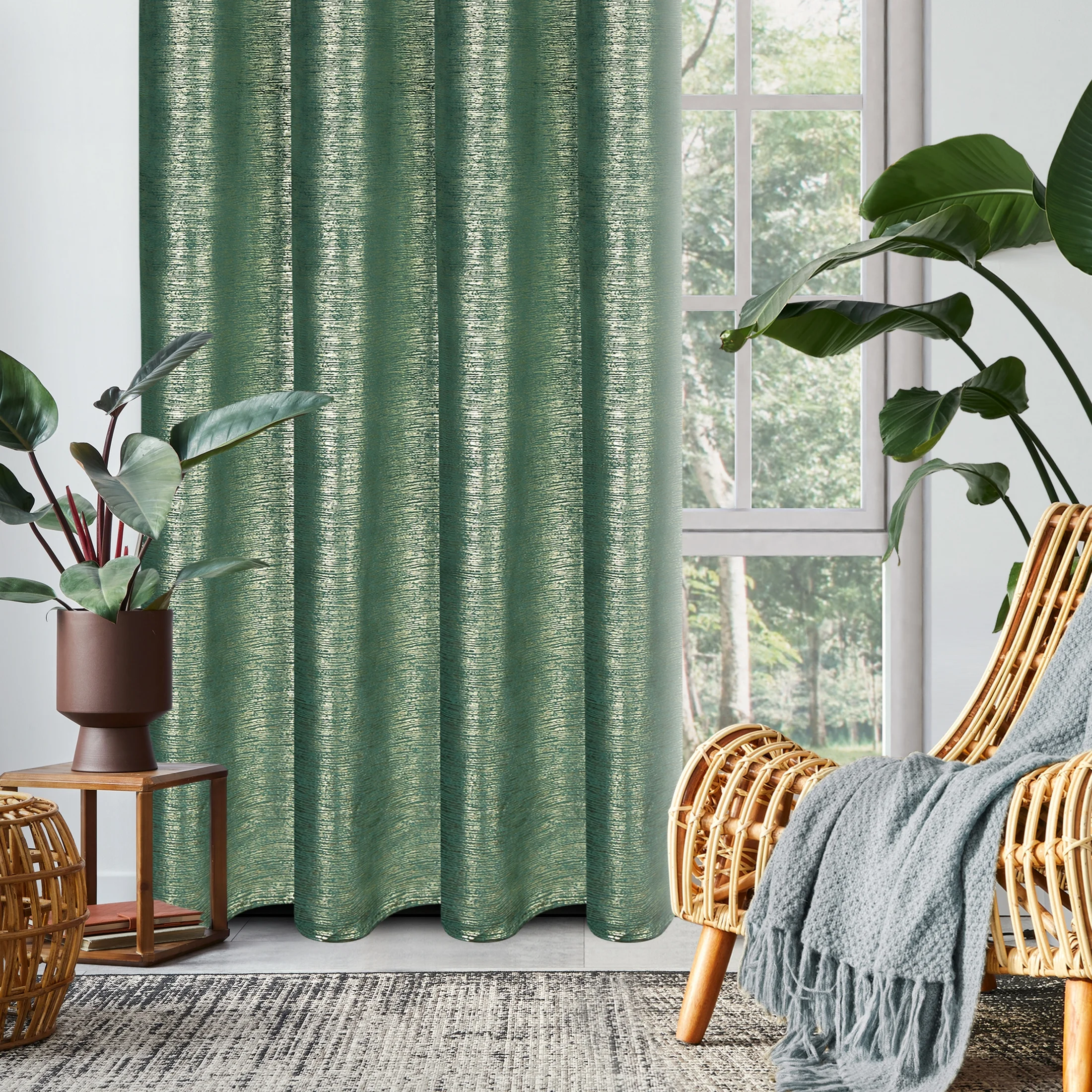 Zasłona welwetowa ciemnozielona z prążkowanym złotym wzorem 140x250 cm przelotka - AMABEL | eurofirany