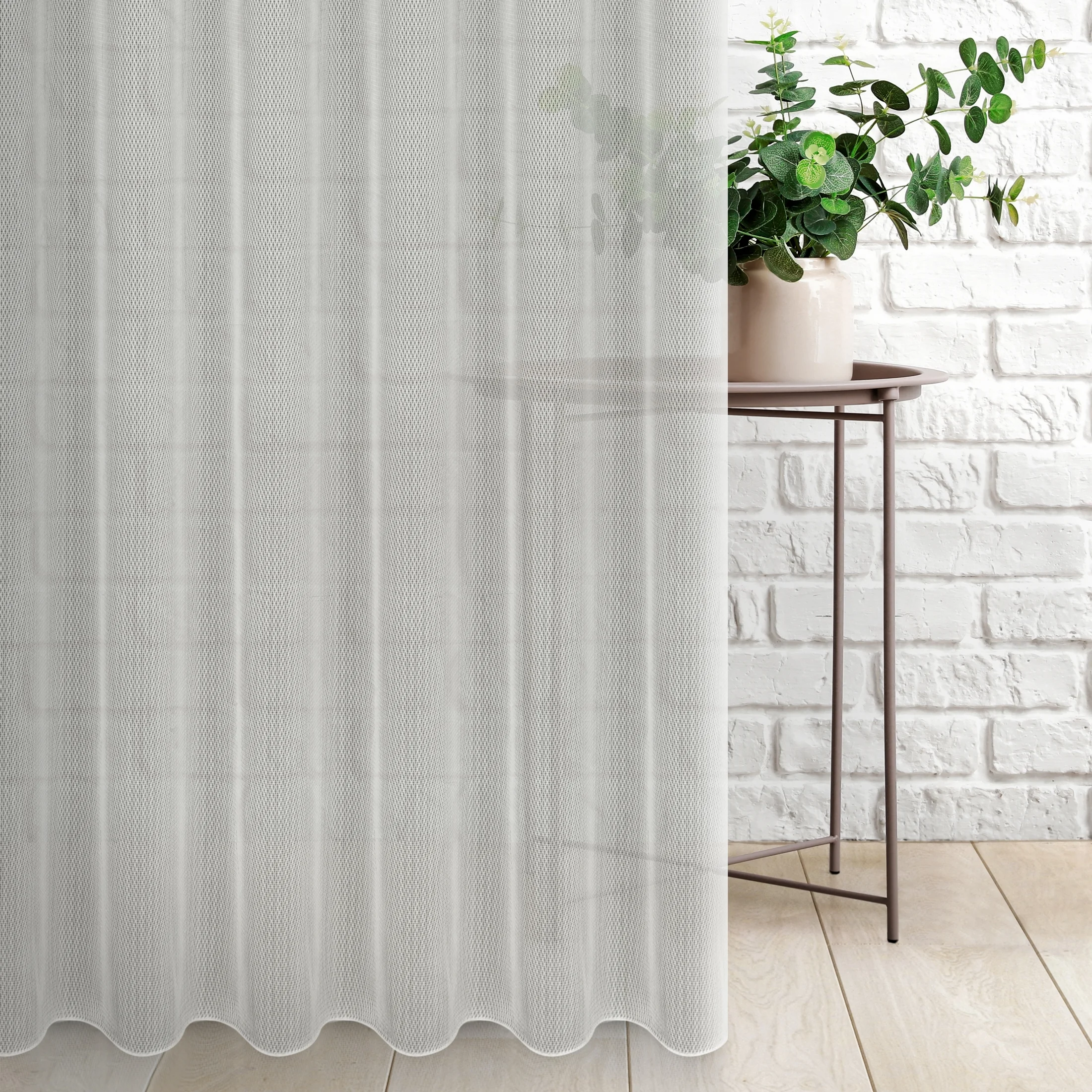 Tkanina firanowa siateczka z delikatnym połyskiem, wykończona obciążnikiem