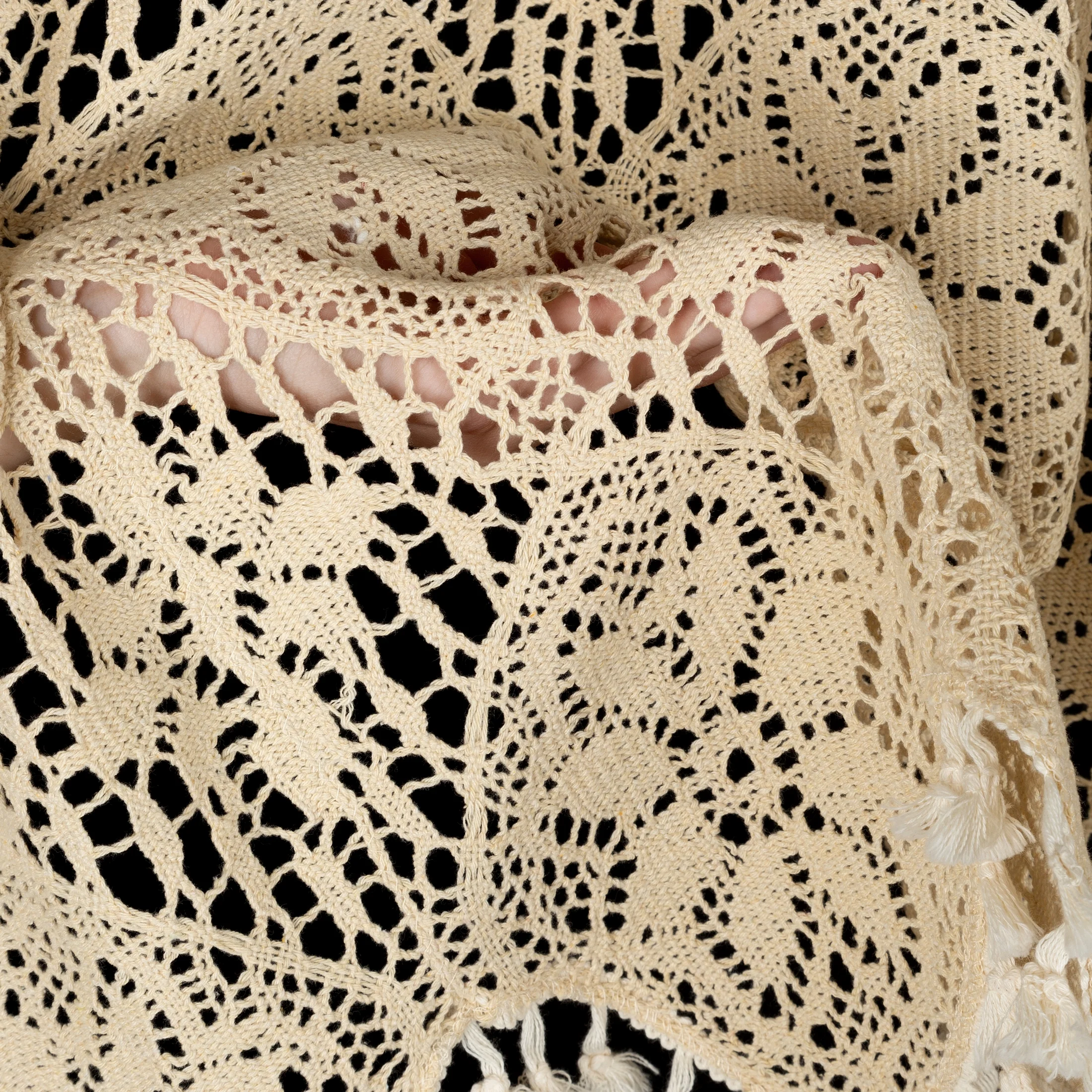 Zazdrostka jasnobeżowa ażurowa w stylu boho zdobiona subtelnymi frędzelkami 150x30 cm tunel MOLY