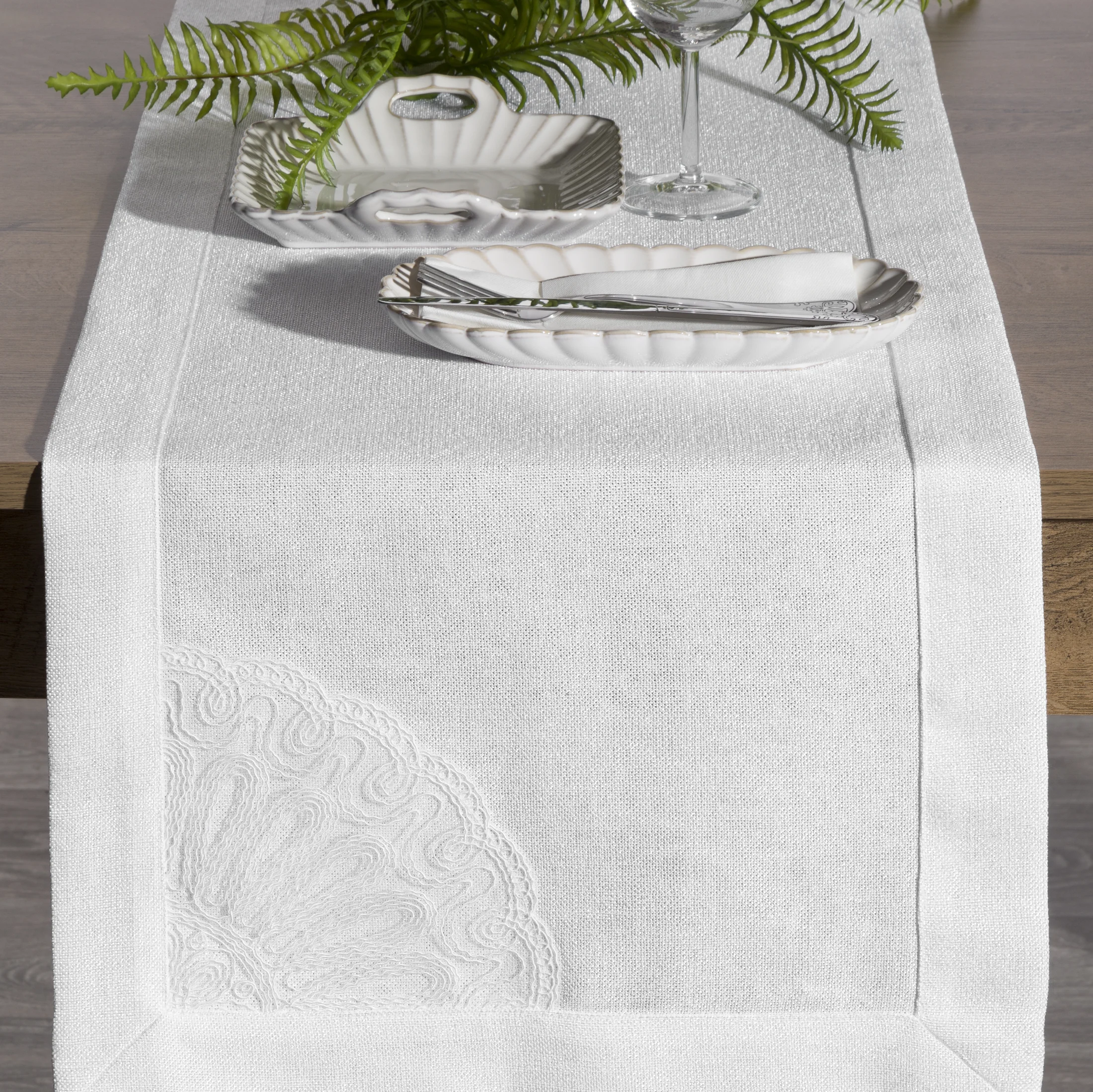 Bieżnik na stół 40x140 cm BRENDA zdobiony ozdobną kantą i haftowaną koronką DIVA LINE