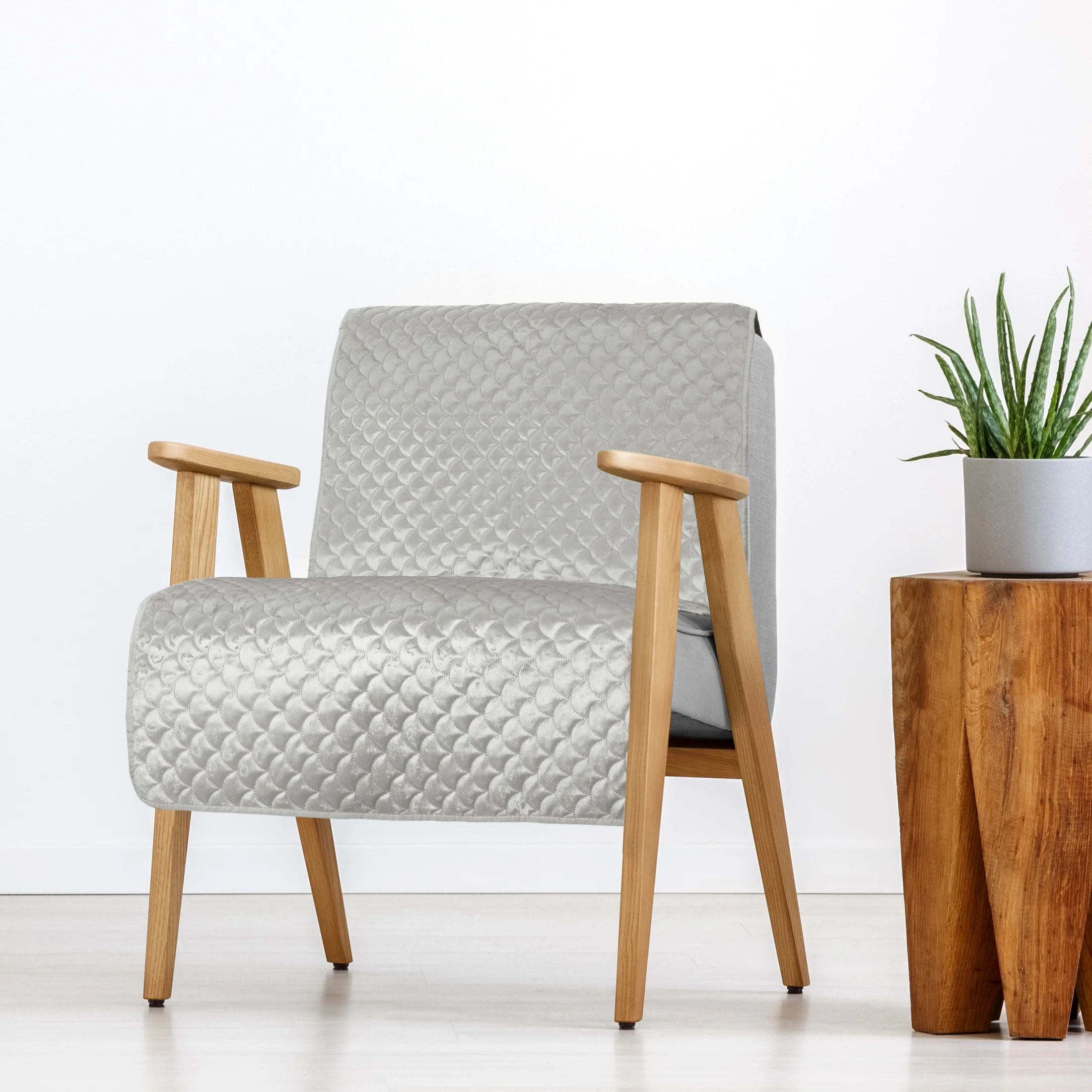 Narzuta welwetowa na fotel srebrna 70x160 cm pikowana metodą hot press z motywem rybiej łuski ARIEL Eurofirany Classic | eurofirany