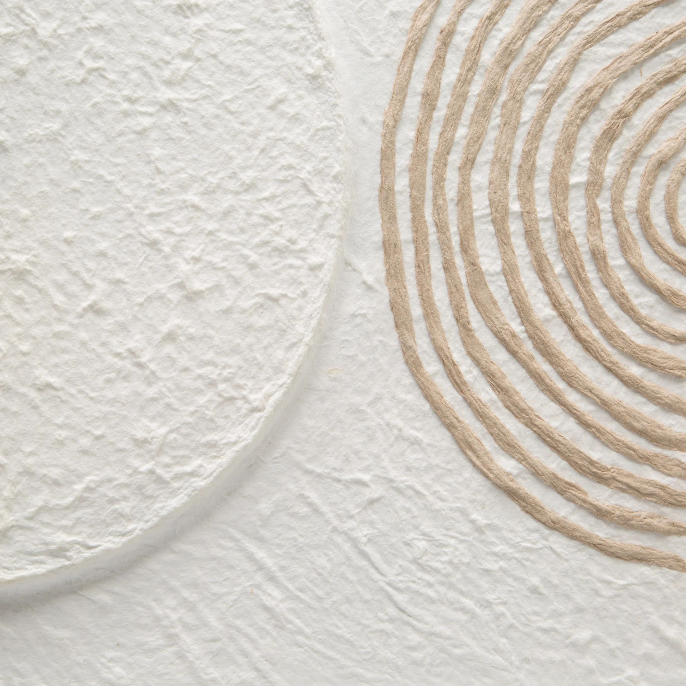 Obraz abstrakcja biało, beżowy w stylu boho z wyraźną strukturą oprawiony w ramę 40x60 cm