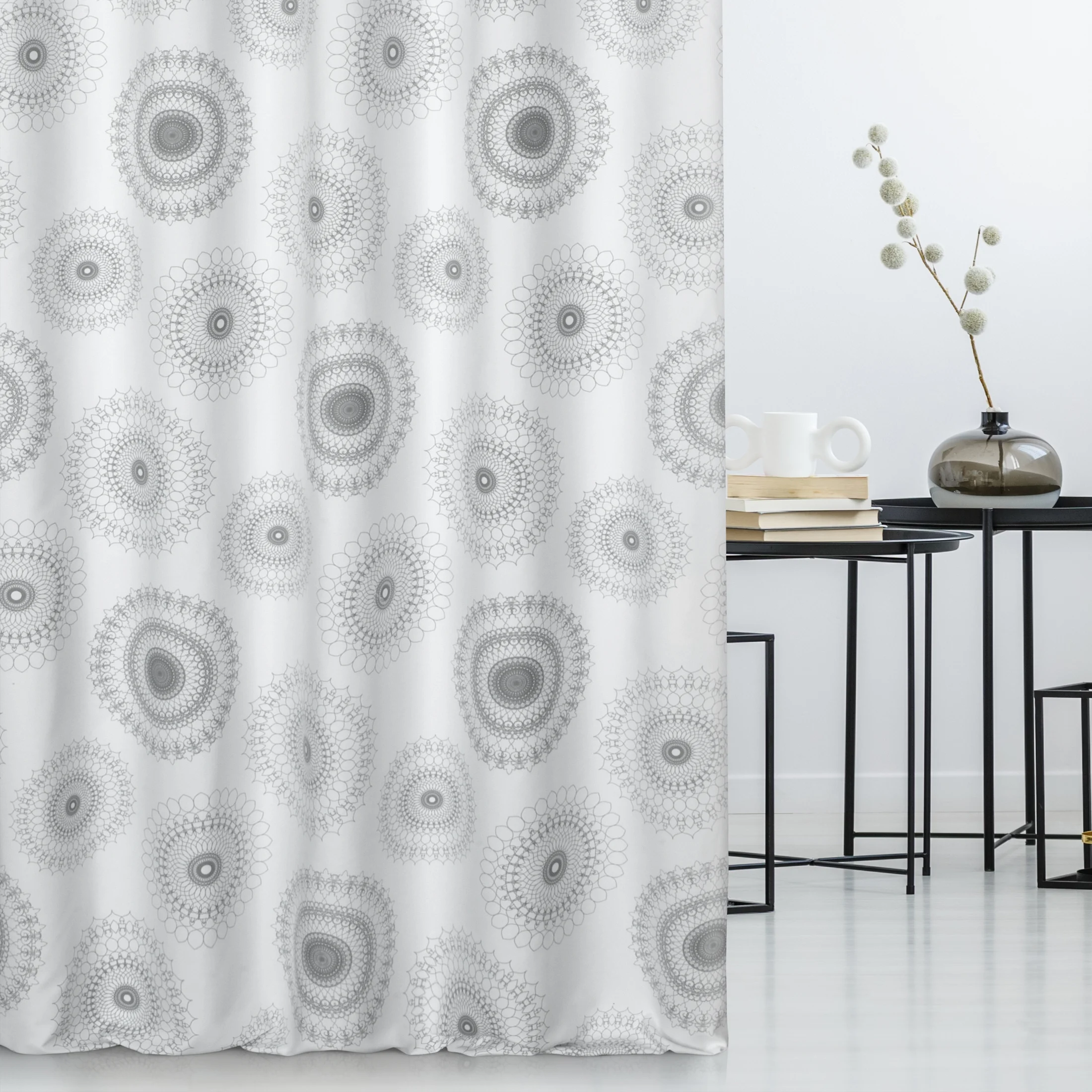 Tkanina zasłonowa z nadrukiem okrągłych ornamentów, miękka w dotyku