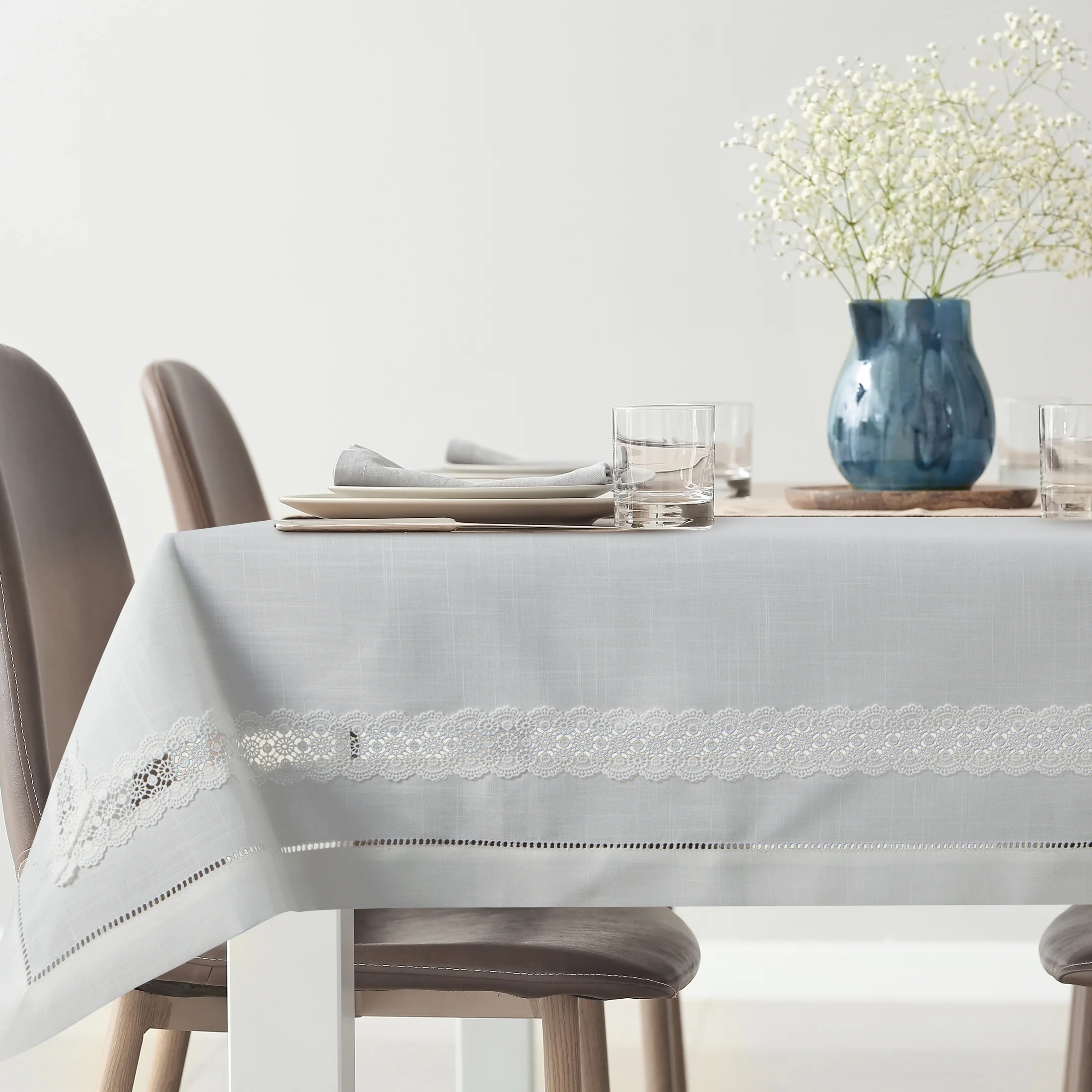 Obrus na stół 145x300 cm biały zdobiony ażurowa koronką - VANESA - kolekcja AMAROSA