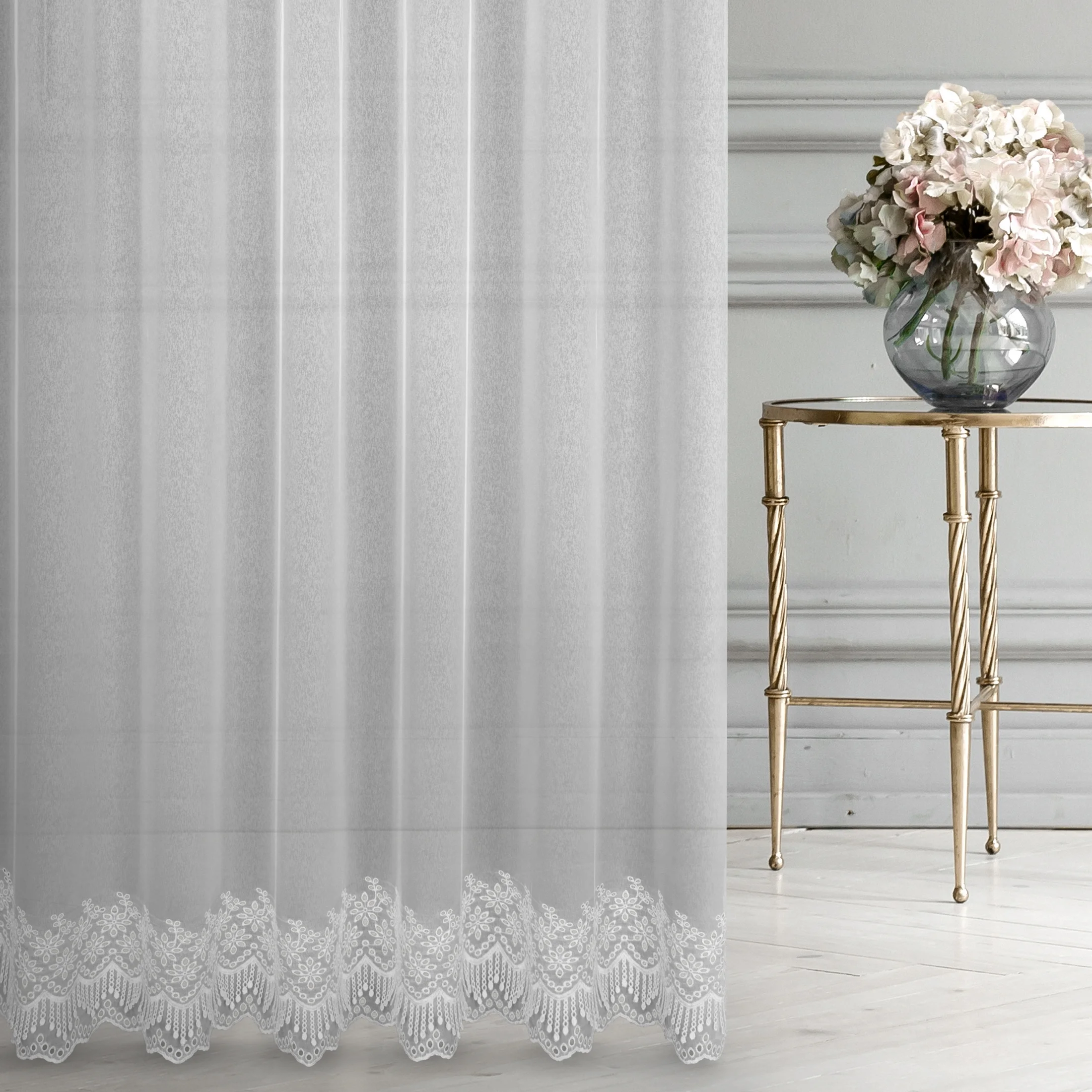 Tkanina firanowa półtransparentna markizeta, zdobiona w dolnej części pasem haftu z ażurem