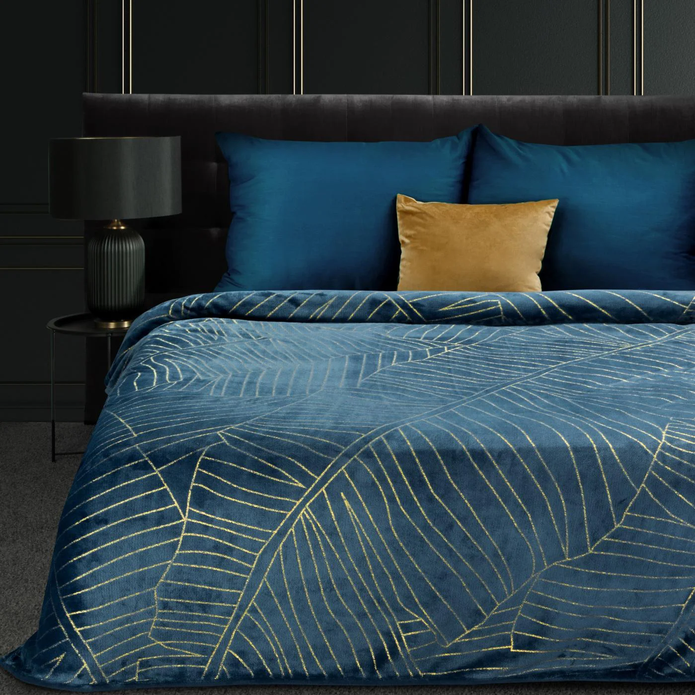 Koc 150x200 cm granatowo, złocisty zdobiony złocistym motywem liści bananowca MUSA 2 Limited collection | eurofirany