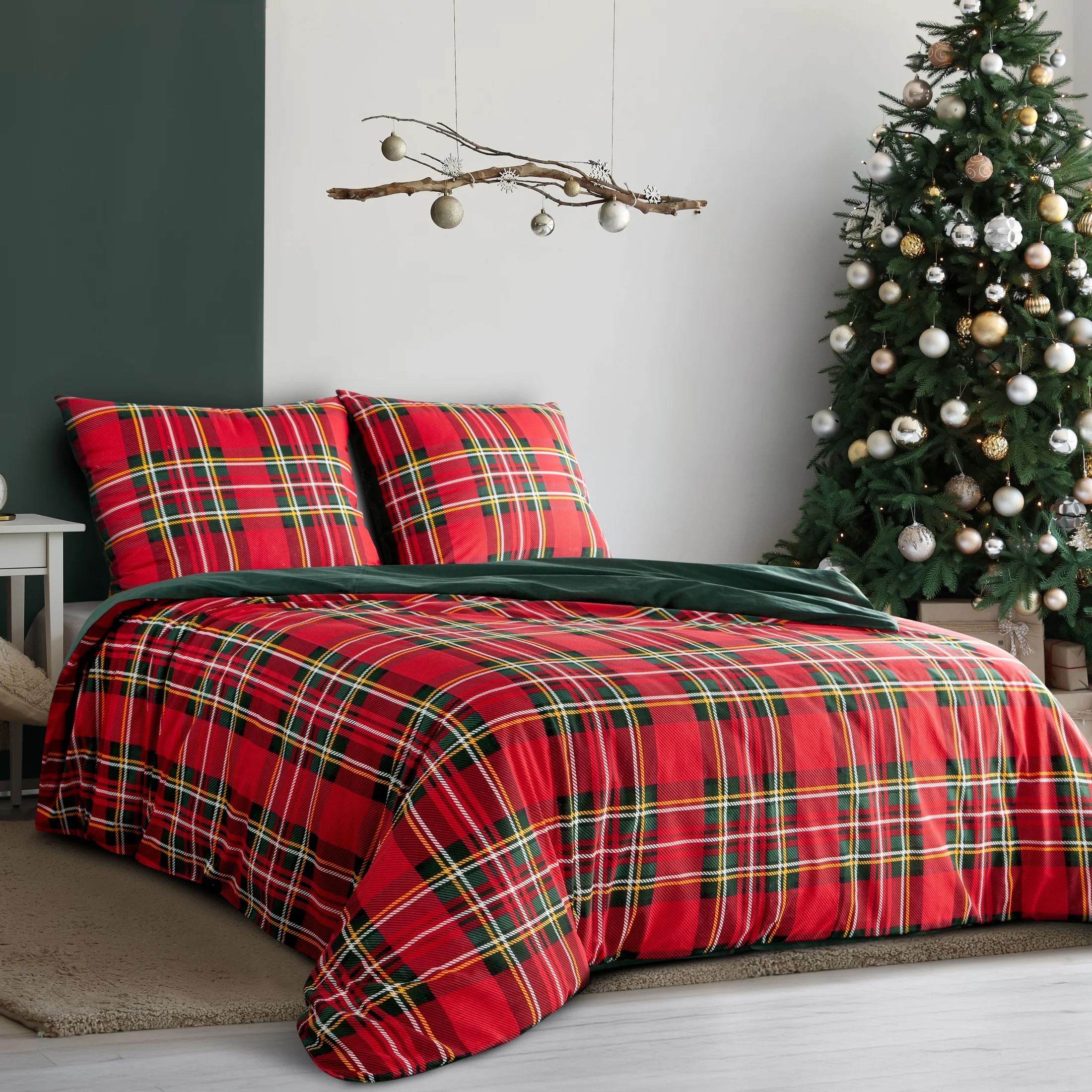 Pościel świąteczna 140x200 cm z bawełny ranforce, kolor czerwony, butelkowo zielony zdobiona nadrukiem szkockiej kraty JENNY | eurofirany