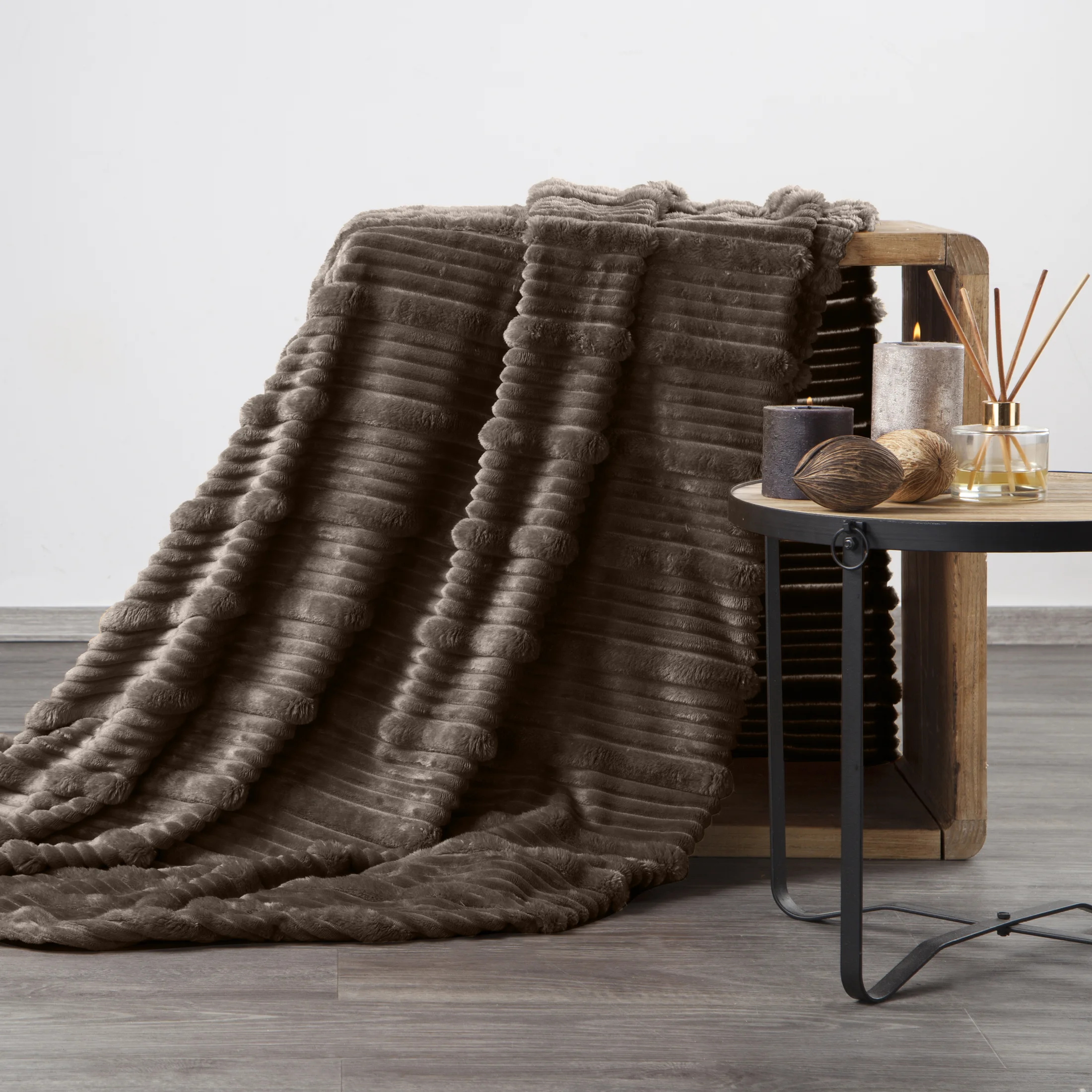 Koc 150x200 cm ciemnobrązowy, typu flano z wzorem 3D NINA | eurofirany